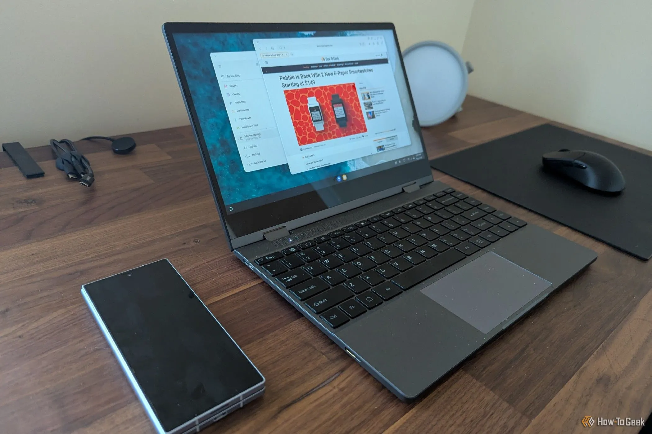 Thiết bị UPerfect lapdock kết nối không dây với Samsung Galaxy Z Fold 6, tạo thành một chiếc laptop di động hoàn chỉnh chỉ với smartphone làm bộ não xử lý.