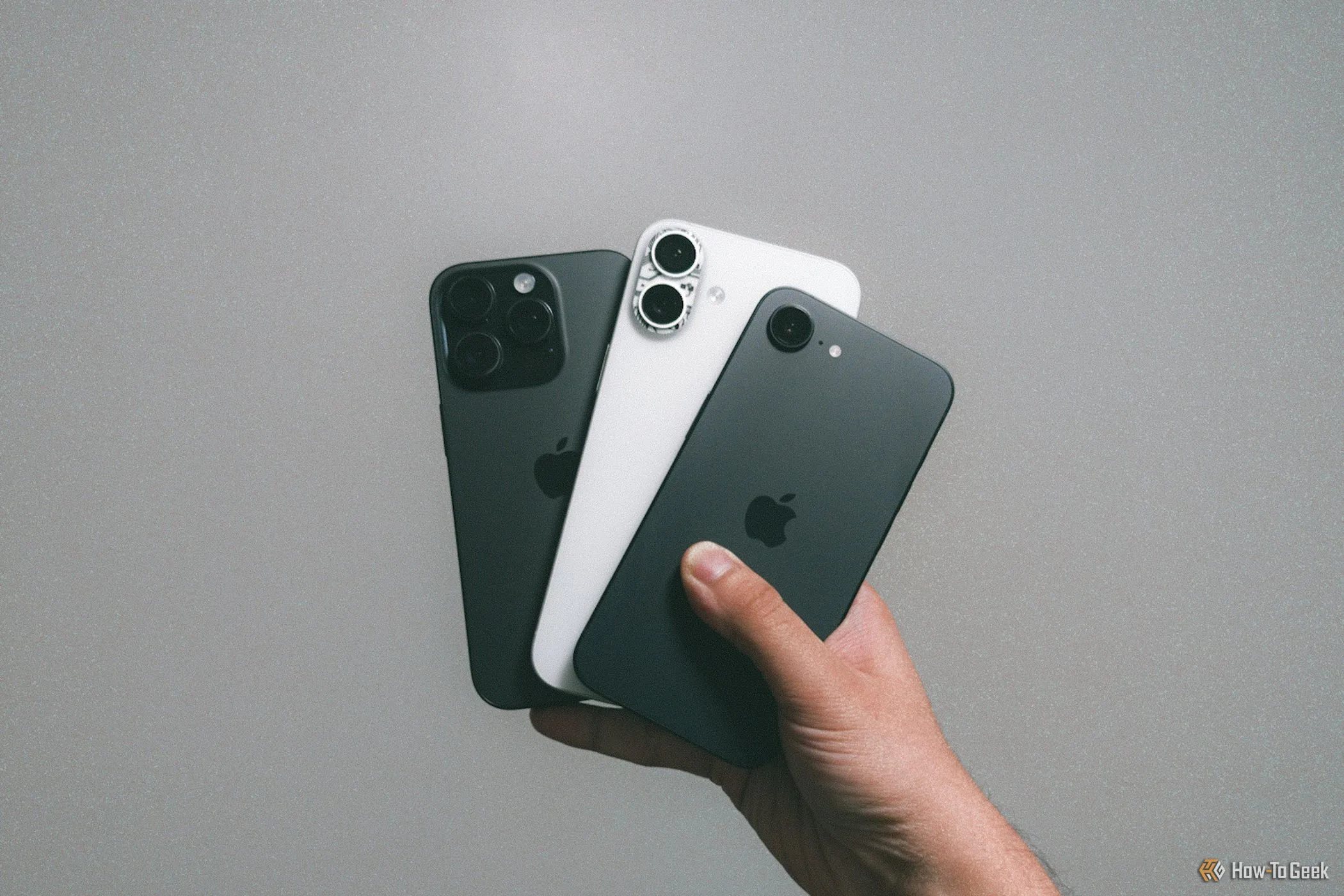 Thiết kế bộ ba iPhone 16e, iPhone 16 Plus và iPhone 16 Pro trong tay, minh họa cho sự thay đổi nhỏ về kiểu dáng của Apple