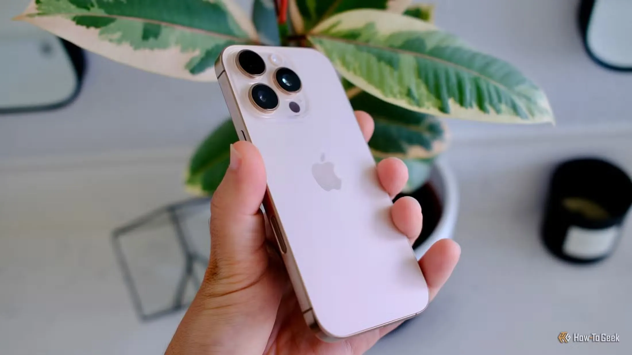 Thiết kế mặt sau của iPhone 16 Pro, một thiết bị di động tiên phong công nghệ eSIM