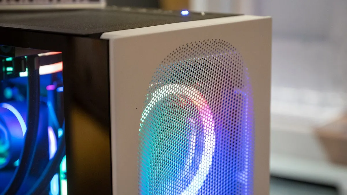Thùng máy tính chơi game CyberPowerPC Grvty với quạt RGB sáng rực, thể hiện sự sẵn sàng hoạt động ngay lập tức