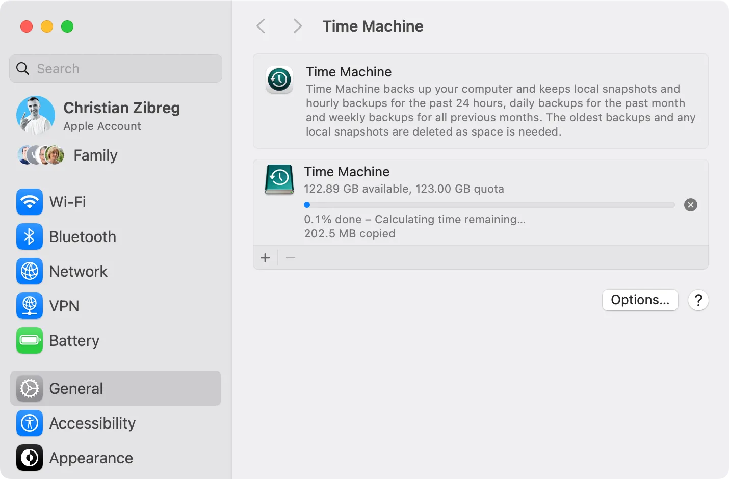 Time Machine trên macOS Sequoia 15.3 đang thực hiện quá trình sao lưu ban đầu.