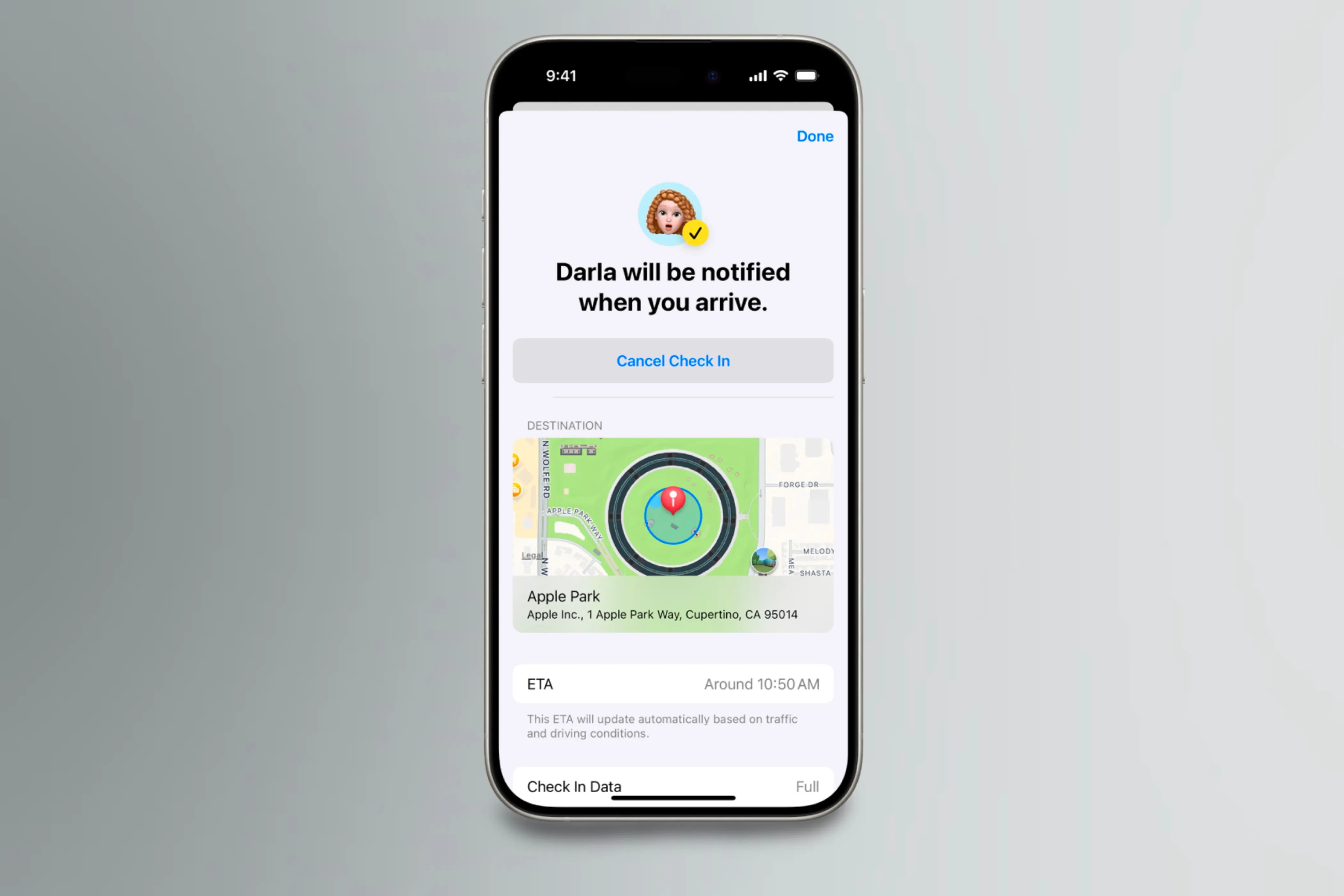 Tính năng Check In trên iPhone hiển thị thông báo đã đến nơi an toàn với nền nhiều màu sắc.