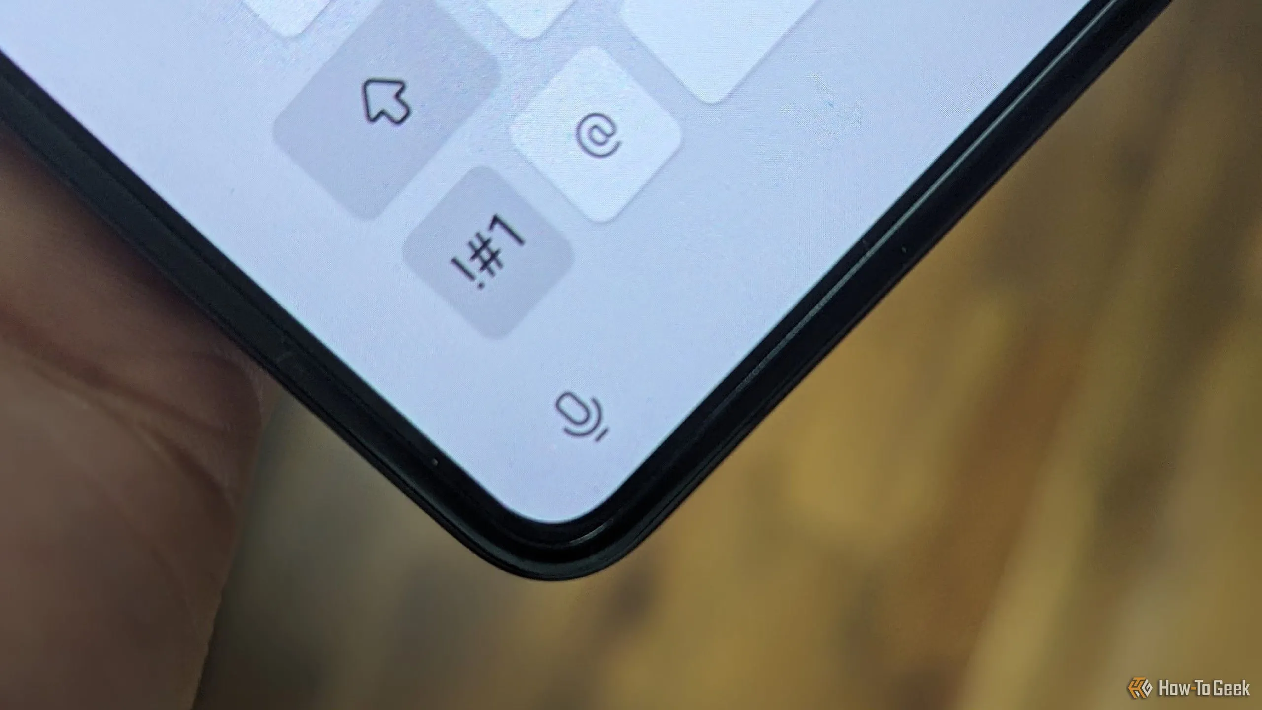 Tính năng nhập liệu bằng giọng nói đang hoạt động trên điện thoại Samsung Galaxy Z Fold 5, cho phép chuyển lời nói thành văn bản một cách nhanh chóng.