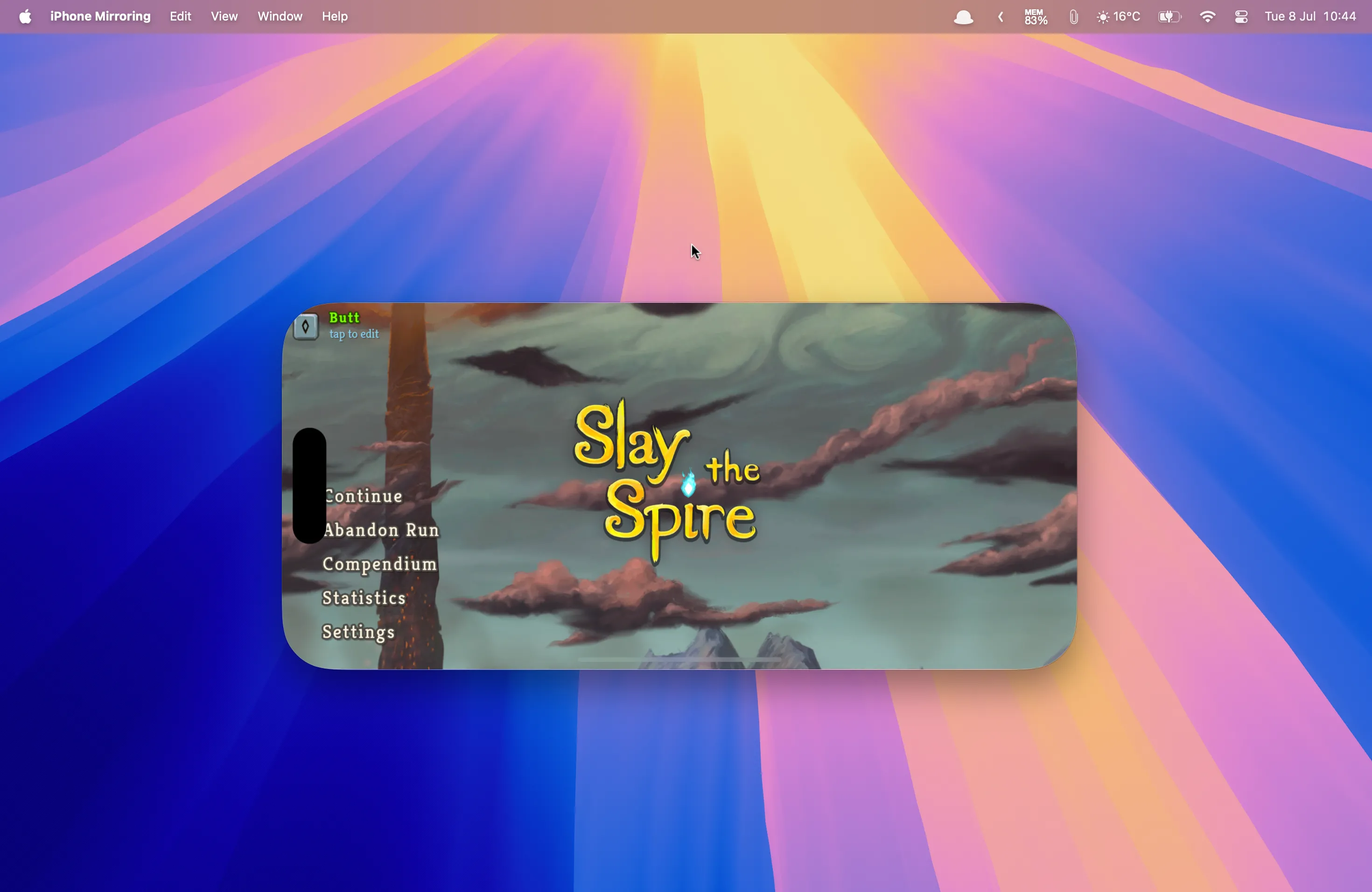 Trò chơi Slay the Spire+ đang chạy trên máy Mac qua iPhone Mirroring, thể hiện khả năng chơi game di động trên màn hình lớn với trải nghiệm tốt hơn.