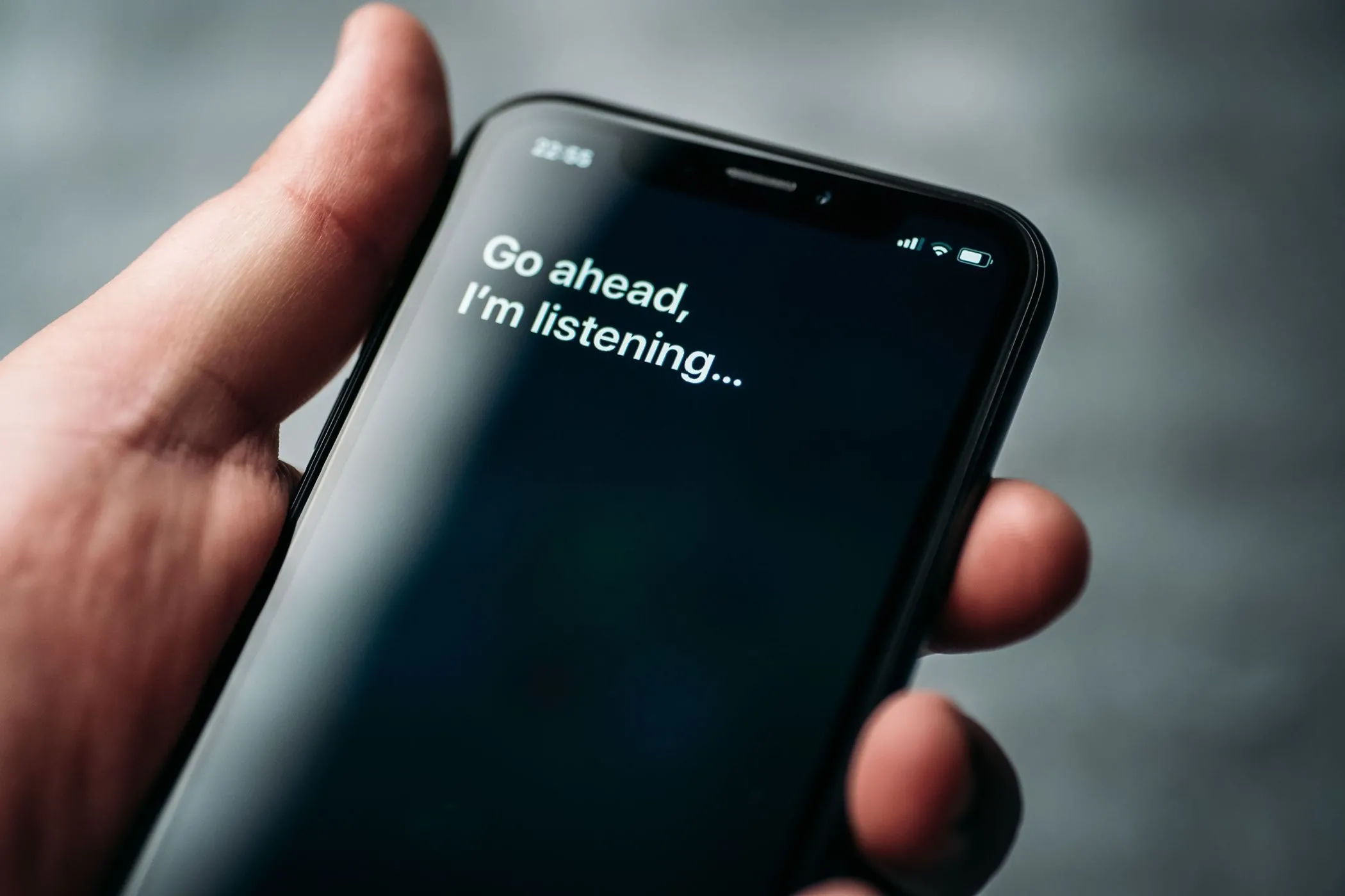 Trợ lý ảo Siri trên iPhone đang lắng nghe lệnh người dùng.