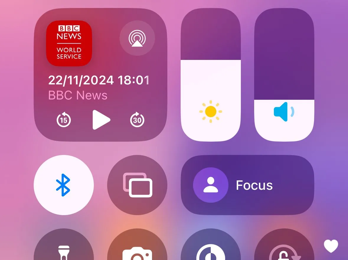 Trung tâm điều khiển iPhone với các nút điều chỉnh độ sáng màn hình và âm lượng