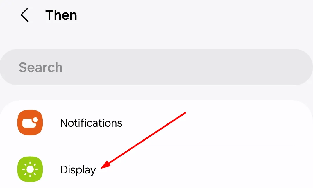Tùy chọn 'Màn hình' được chọn trong danh sách hành động 'Thì' của Samsung Modes and Routines, để điều chỉnh các thiết lập hiển thị của điện thoại.