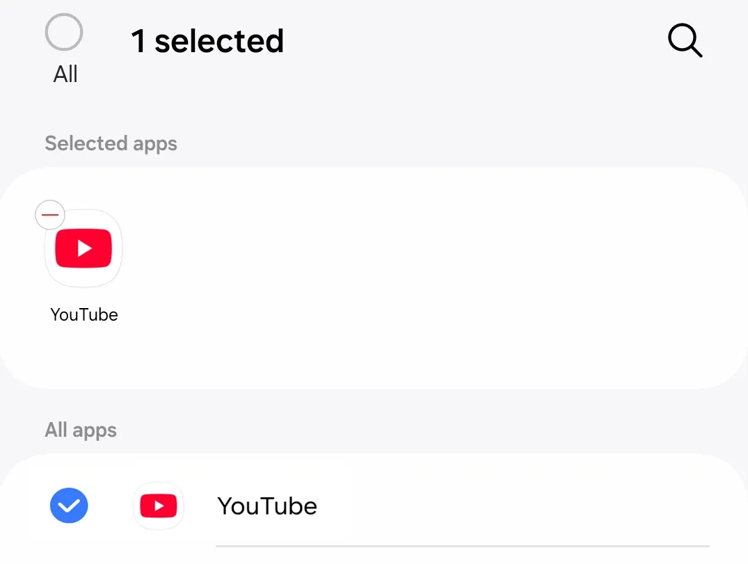 Ứng dụng YouTube được chọn từ danh sách ứng dụng trong Samsung Modes and Routines, để đặt làm điều kiện kích hoạt cho quy trình tự động xoay màn hình.