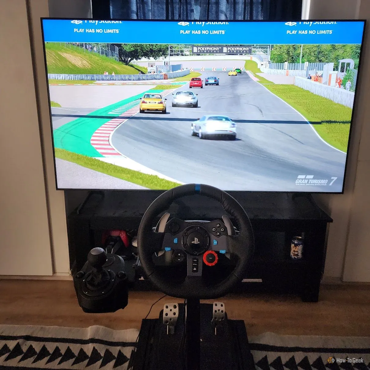 Vô lăng Logitech G29 được thiết lập trước một chiếc TV lớn, tạo trải nghiệm đua xe sống động tại nhà.