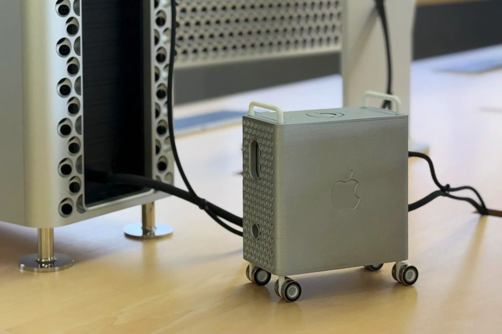 Vỏ Mac Mini được in 3D mô phỏng kiểu dáng của Mac Pro, cho thấy sự sáng tạo trong việc tùy biến thiết bị công nghệ.