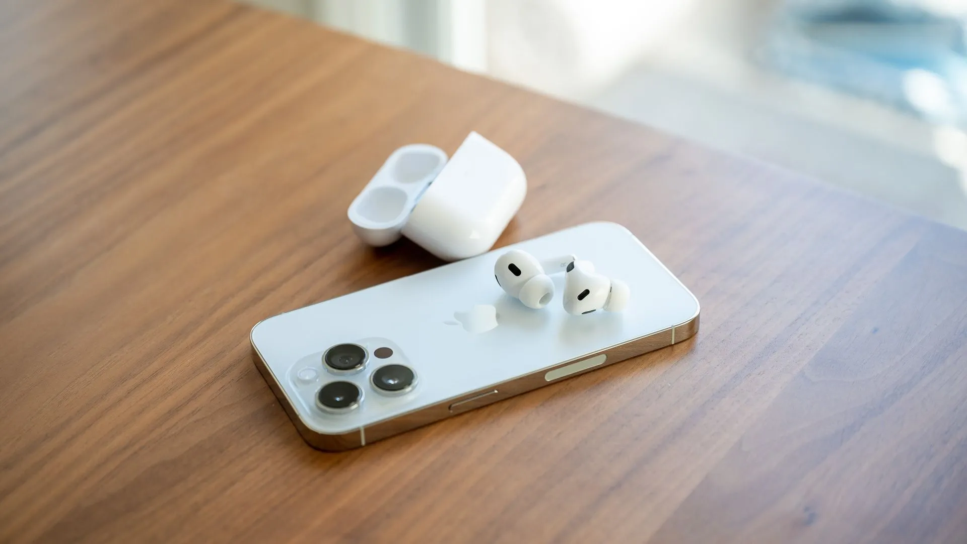 AirPods Pro 2 và iPhone 14 Pro minh họa cho trải nghiệm nghe podcast trên Podverse.