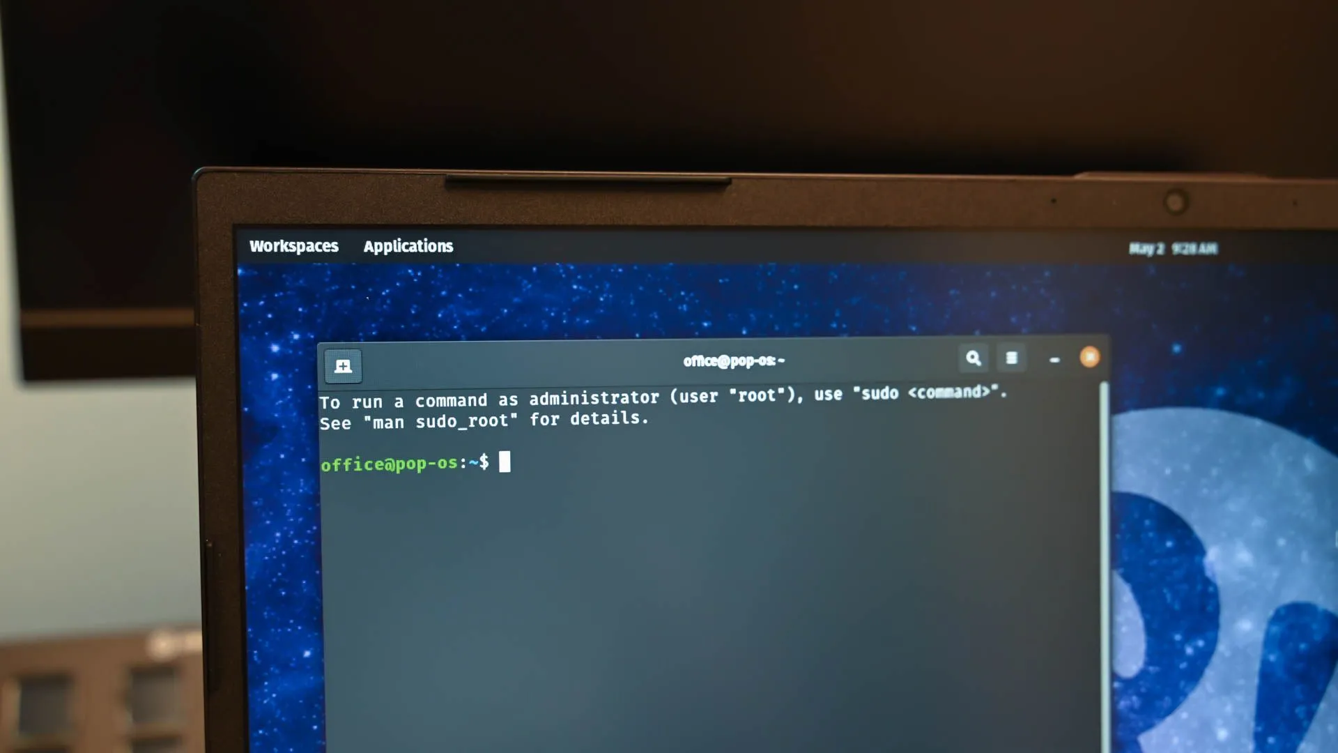 Ảnh chụp màn hình Giao diện dòng lệnh Linux minh họa việc sử dụng lệnh chmod để thay đổi quyền thực thi của một tệp tin.