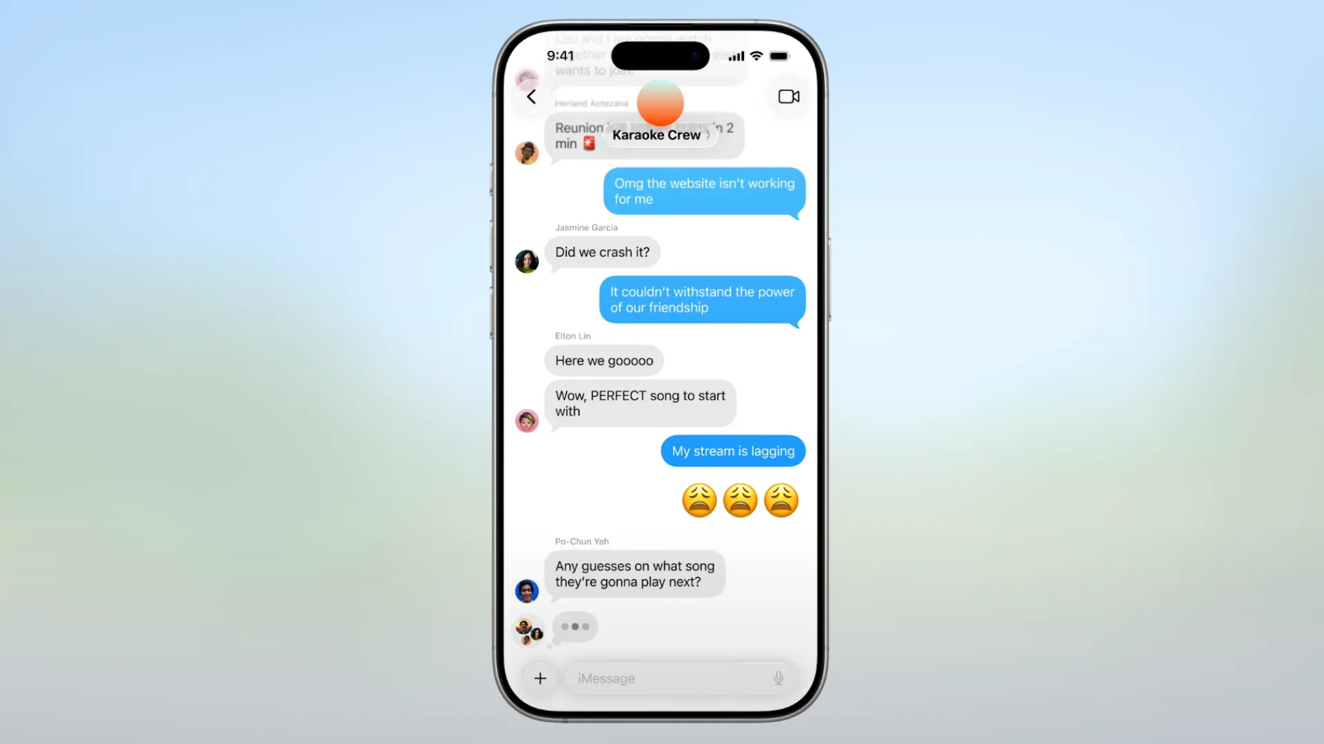 Ảnh chụp màn hình một cuộc trò chuyện nhóm trong Apple Messages trên iOS 26, hiển thị chỉ báo ba chấm &quot;đang gõ&quot; ở cuối màn hình để cho biết thành viên đang nhập tin nhắn.