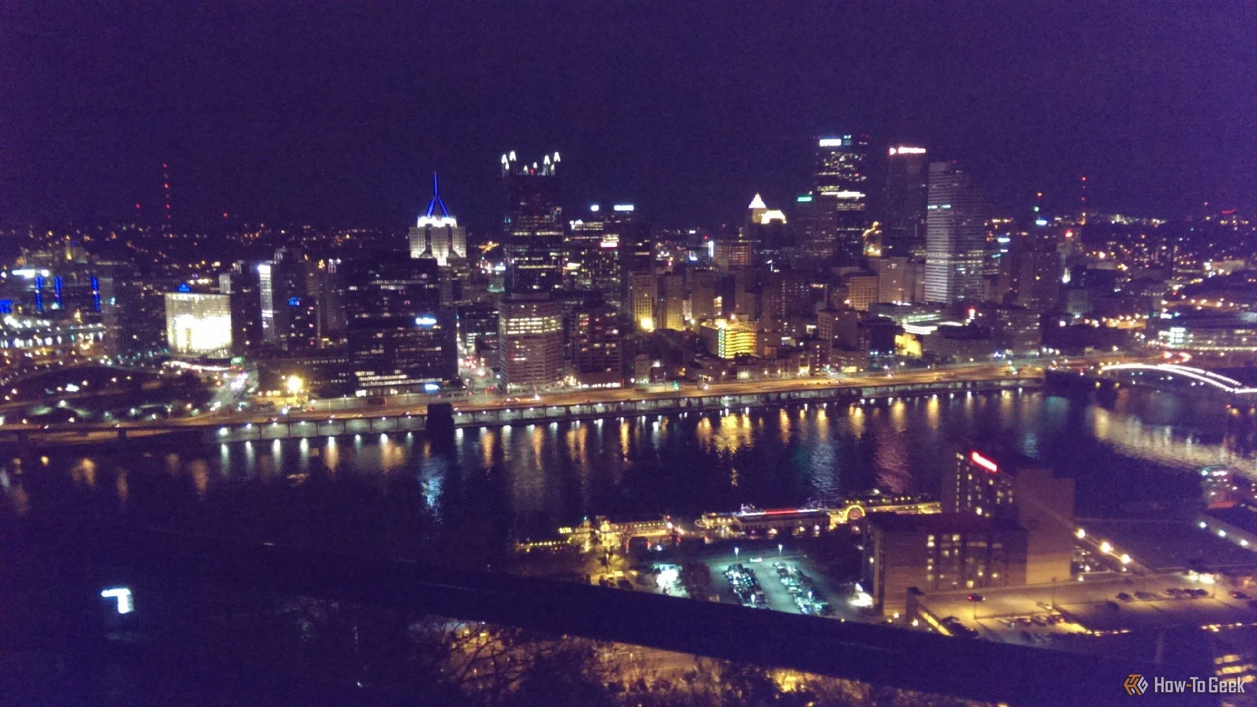 Ảnh chụp phong cảnh Pittsburgh vào năm 2013 từ HTC One M7, minh họa giới hạn của camera điện thoại cũ trong điều kiện thiếu sáng