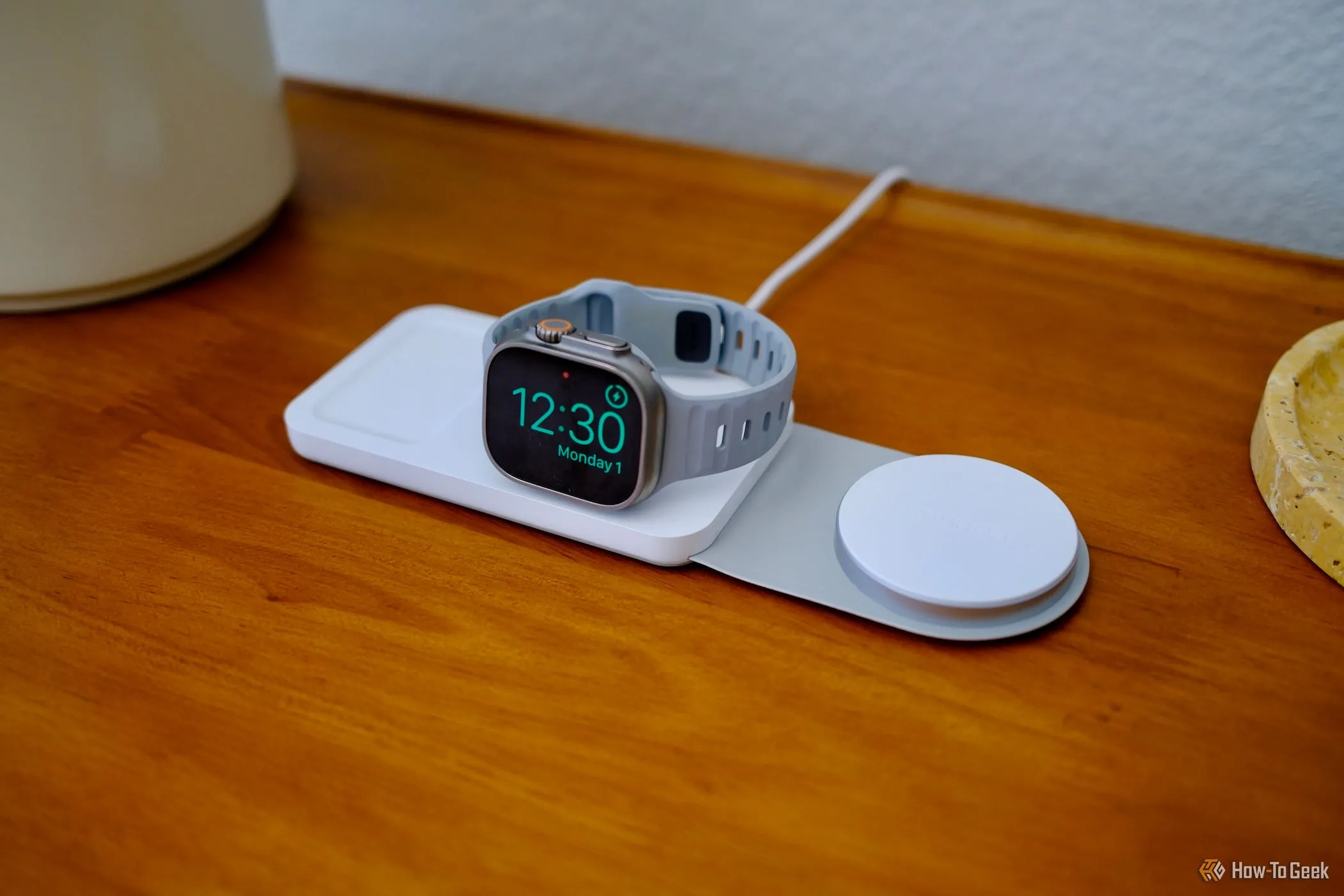 Apple Watch đang sạc trên đế sạc Journey Swiv 3 trong 1, biểu hiện của việc tạm ngắt kết nối.