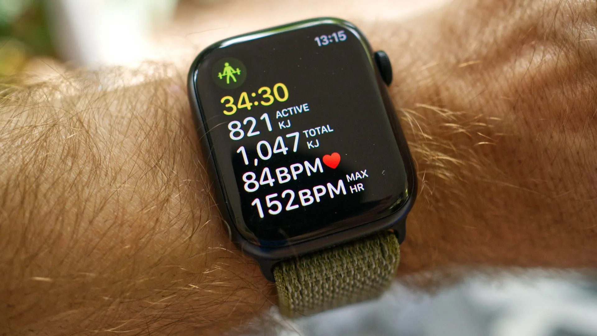 Apple Watch Series 8 đang ghi lại dữ liệu tập luyện sức mạnh truyền thống qua ứng dụng Workout, cho thấy khả năng theo dõi thể chất.