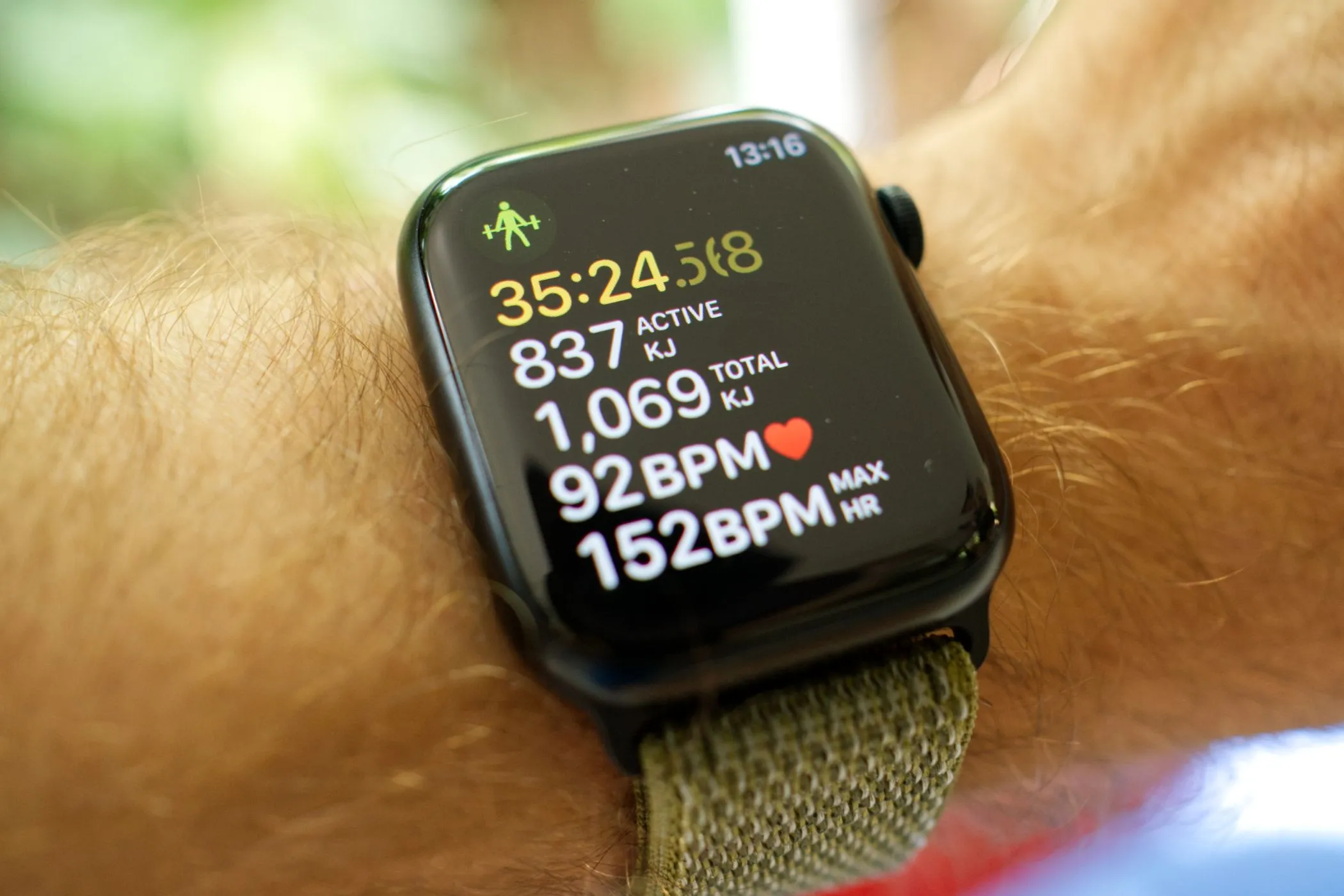 Apple Watch Series 8 theo dõi bài tập tạ truyền thống