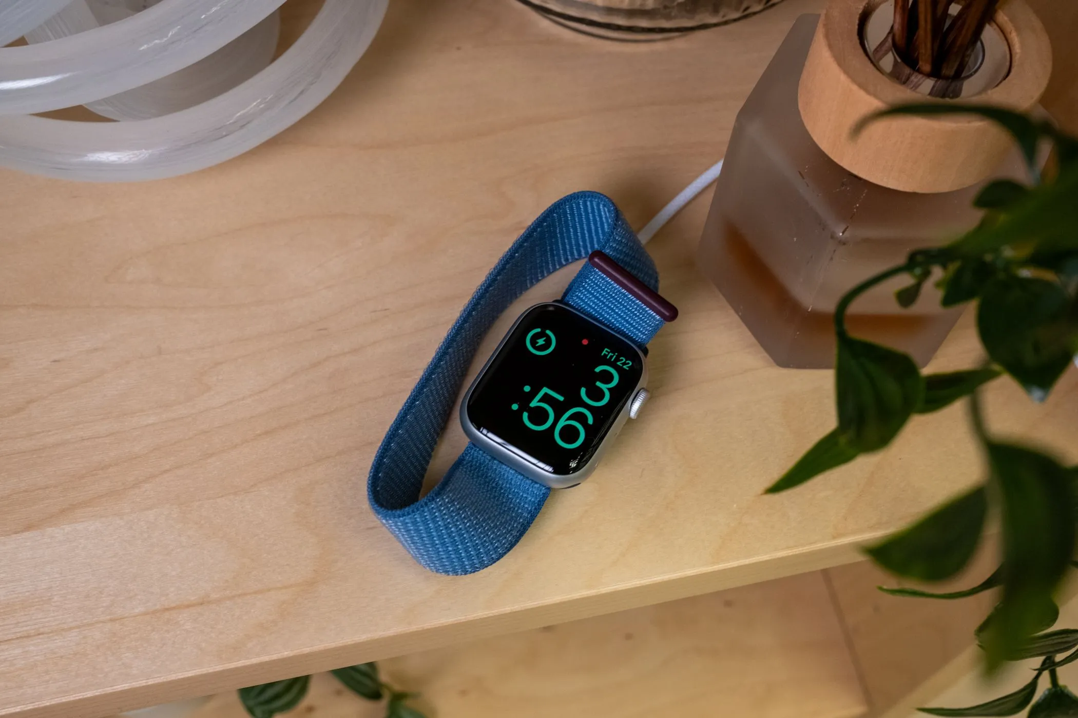 Apple Watch Series 9 đang sạc trên bàn