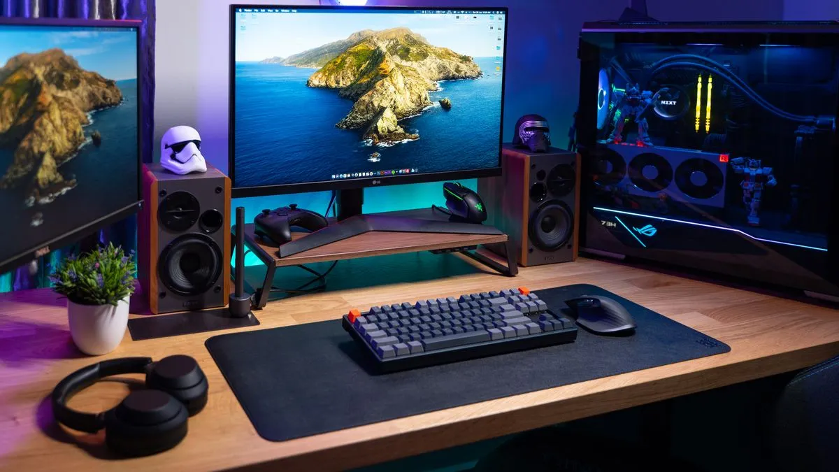 Bàn làm việc tại nhà với máy tính HTPC, Hackintosh PC Gaming có tản nhiệt nước và đèn RGB đầy đủ bên trong.
