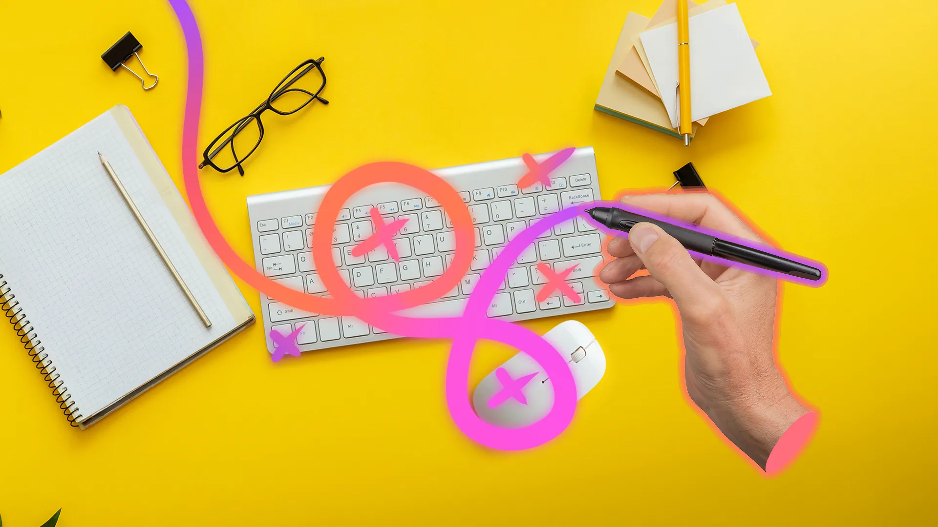 Bàn làm việc với bàn phím, chuột và một bàn tay dùng bút stylus gạch bỏ các phụ kiện truyền thống, minh họa sự thay thế bằng bút S Pen trên Galaxy Z Fold 6.