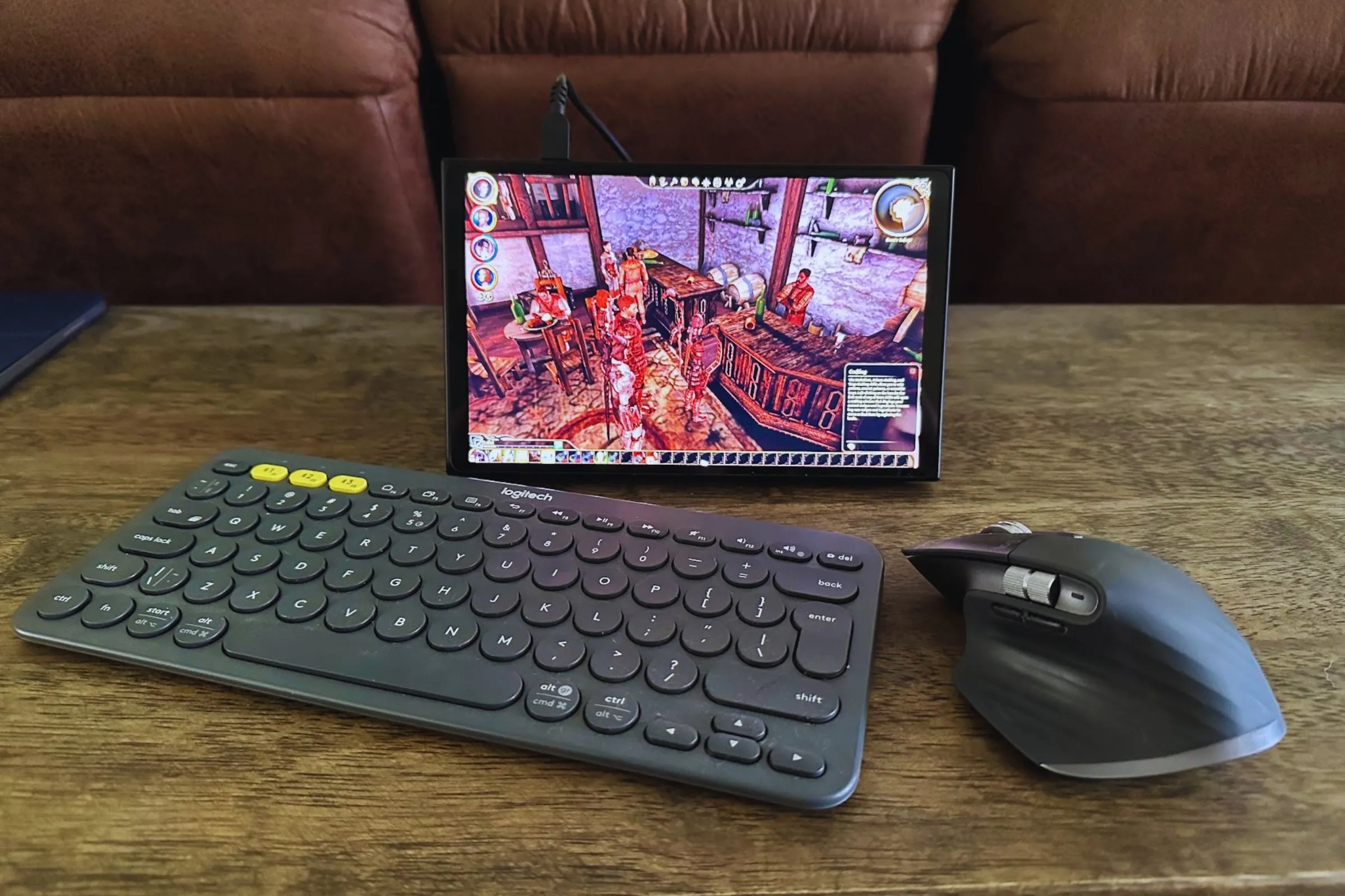 Bàn làm việc với bàn phím Logitech K380, chuột MX Master 3S và thiết bị Lenovo Legion Go