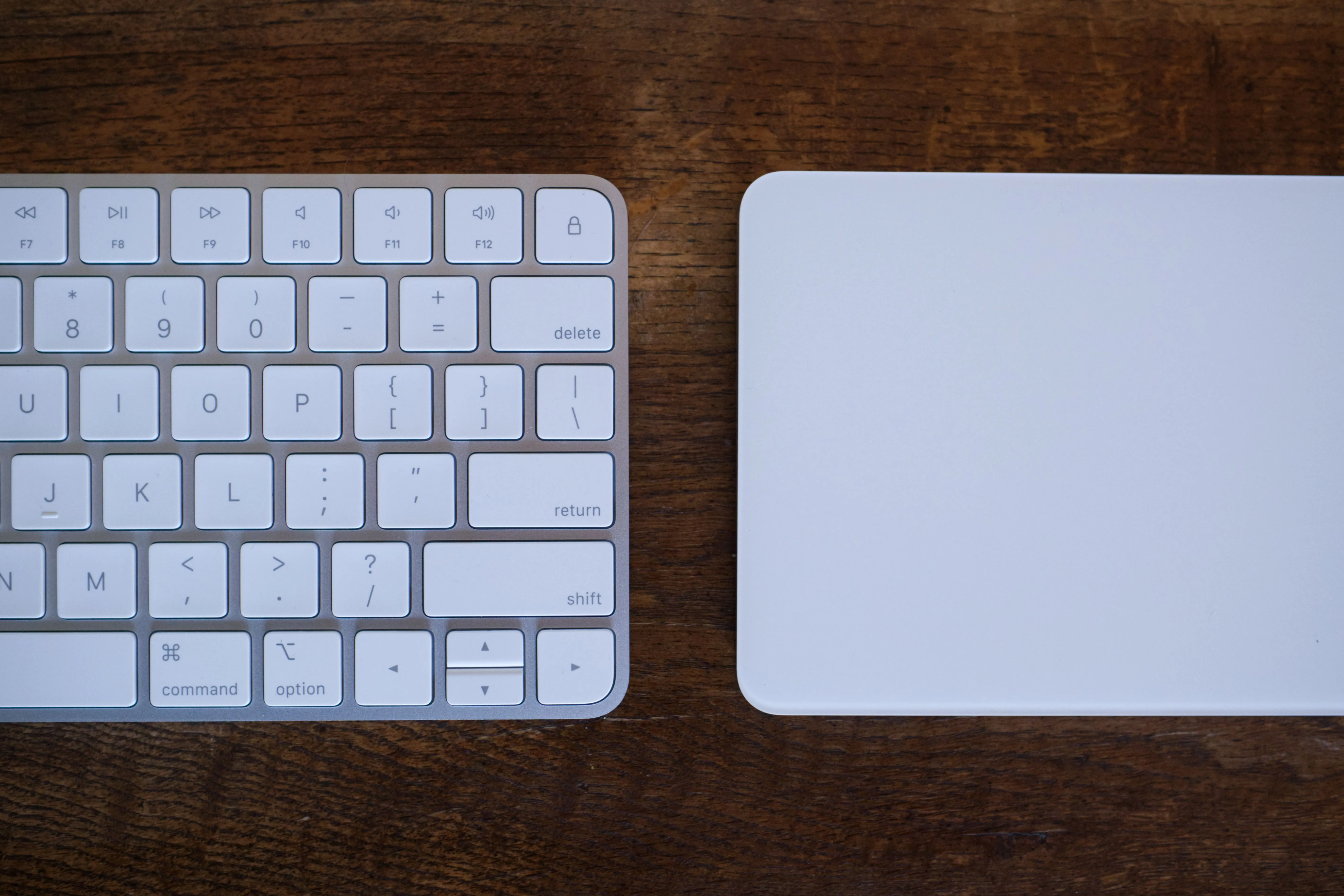 Bàn phím Apple Magic Keyboard và Magic Trackpad đặt cạnh nhau, các thiết bị ngoại vi phổ biến của Mac