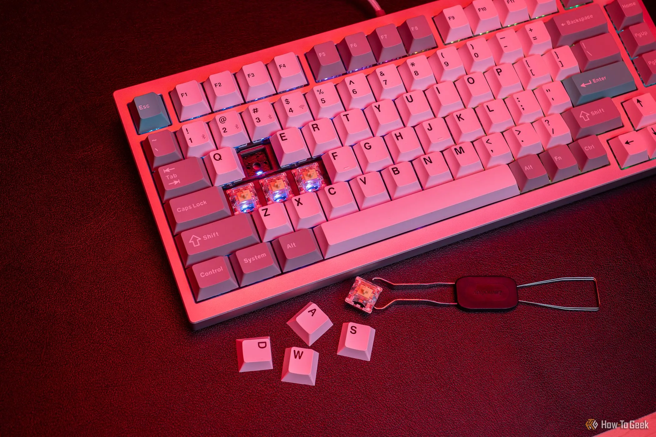Bàn phím cơ Keychron Lemokey P1 với các phím được tháo ra, để lộ switch và đèn RGB
