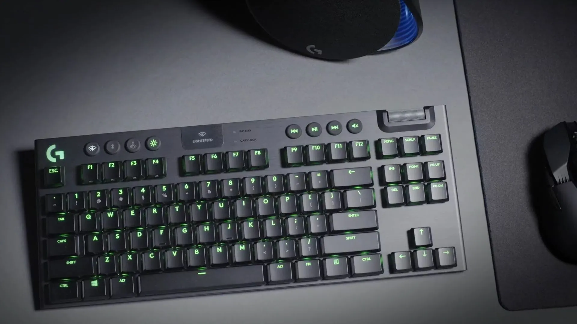 Bàn phím cơ không dây Logitech G915 Lightspeed TKL trên mặt bàn màu xám