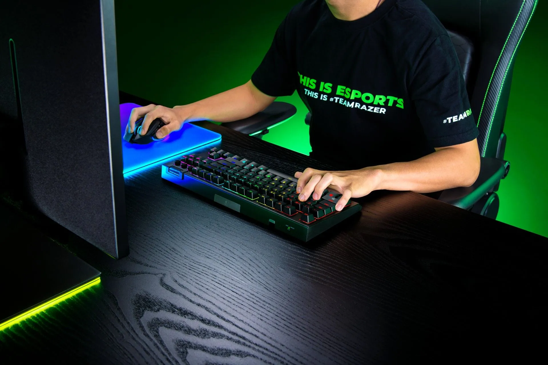 Bàn phím cơ Razer BlackWidow V4 Tenkeyless Hyperspeed được người dùng sử dụng trên bàn làm việc, tối ưu cho chơi game và công việc