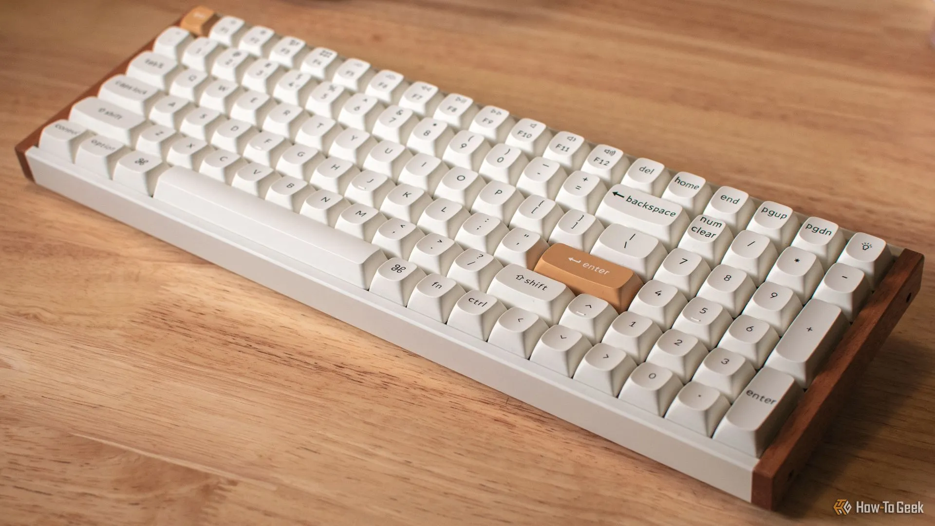 Bàn phím Keychron K4 HE đặt trên mặt bàn làm việc, làm nổi bật kích thước và layout 96%