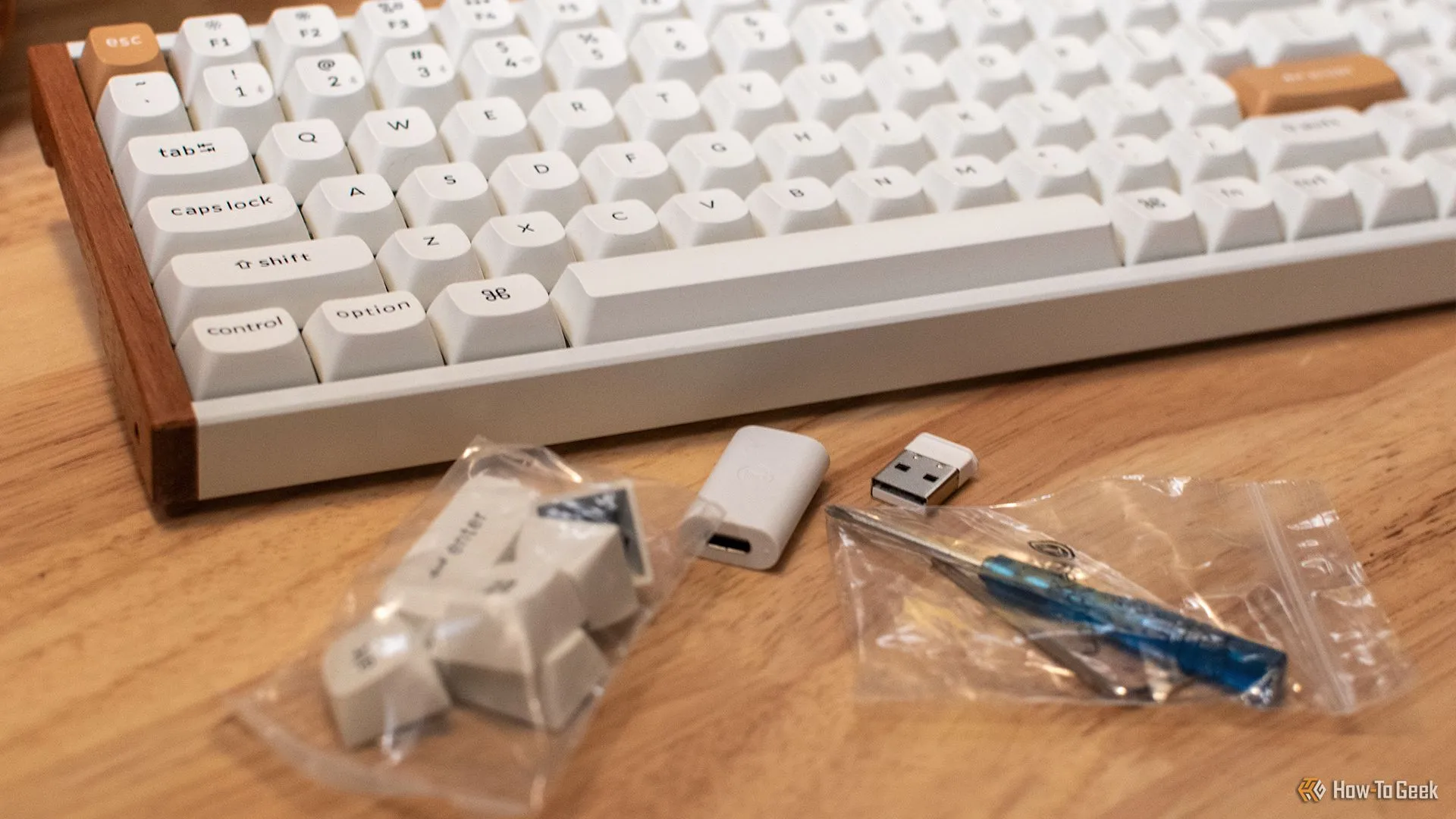 Bàn phím Keychron K4 HE và các phụ kiện đi kèm, bao gồm keycap Windows và dụng cụ tháo phím