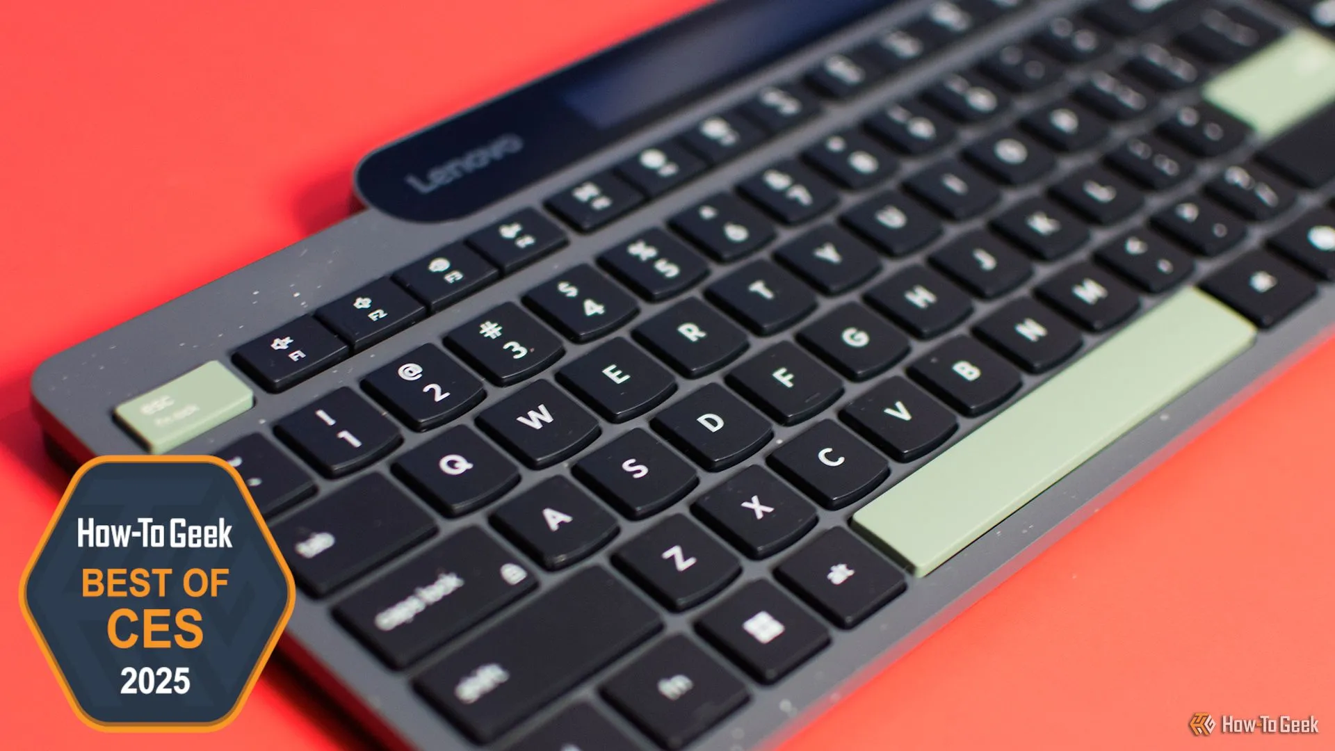 Bàn phím không dây tự sạc Lenovo với thiết kế tiện lợi được trưng bày tại CES 2025