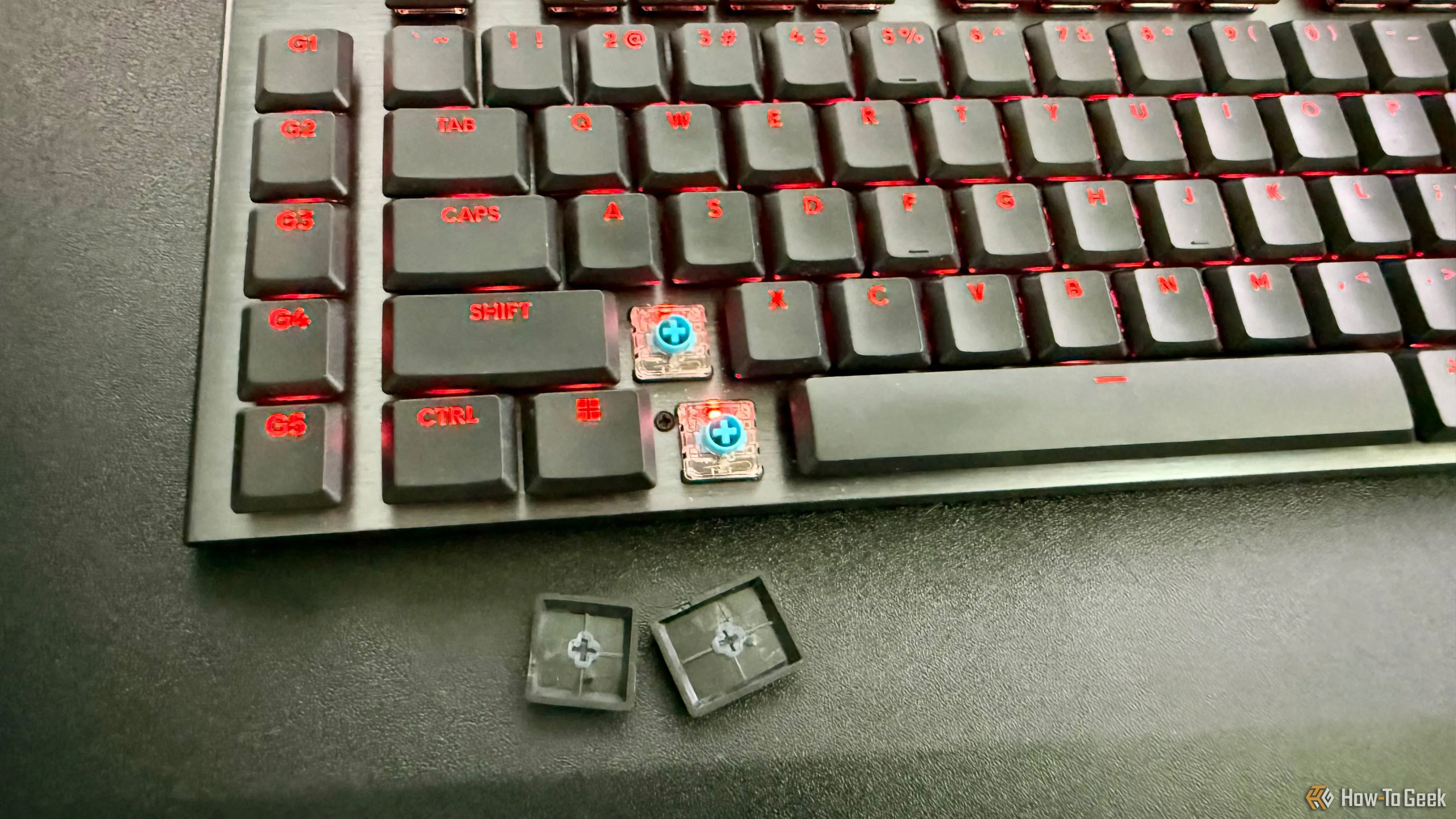 Bàn phím Logitech G915 X Lightspeed với hai keycap đã được tháo rời
