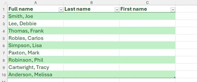 Bảng Excel hiển thị cột A chứa họ tên đầy đủ, cột B và C được chuẩn bị để tách thành "Họ" và "Tên".
