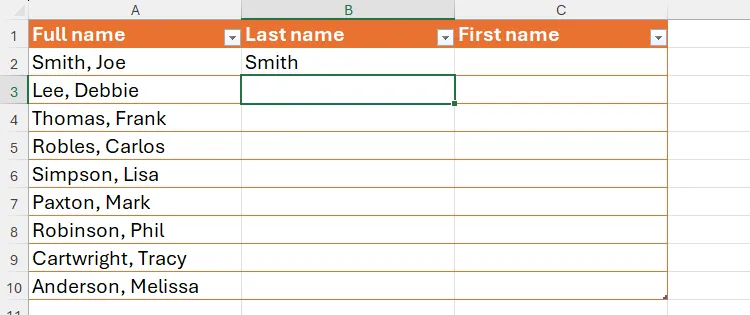 Bảng Excel hiển thị &quot;Smith&quot; được nhập vào ô đầu tiên của cột Họ, chuẩn bị cho tính năng Flash Fill.