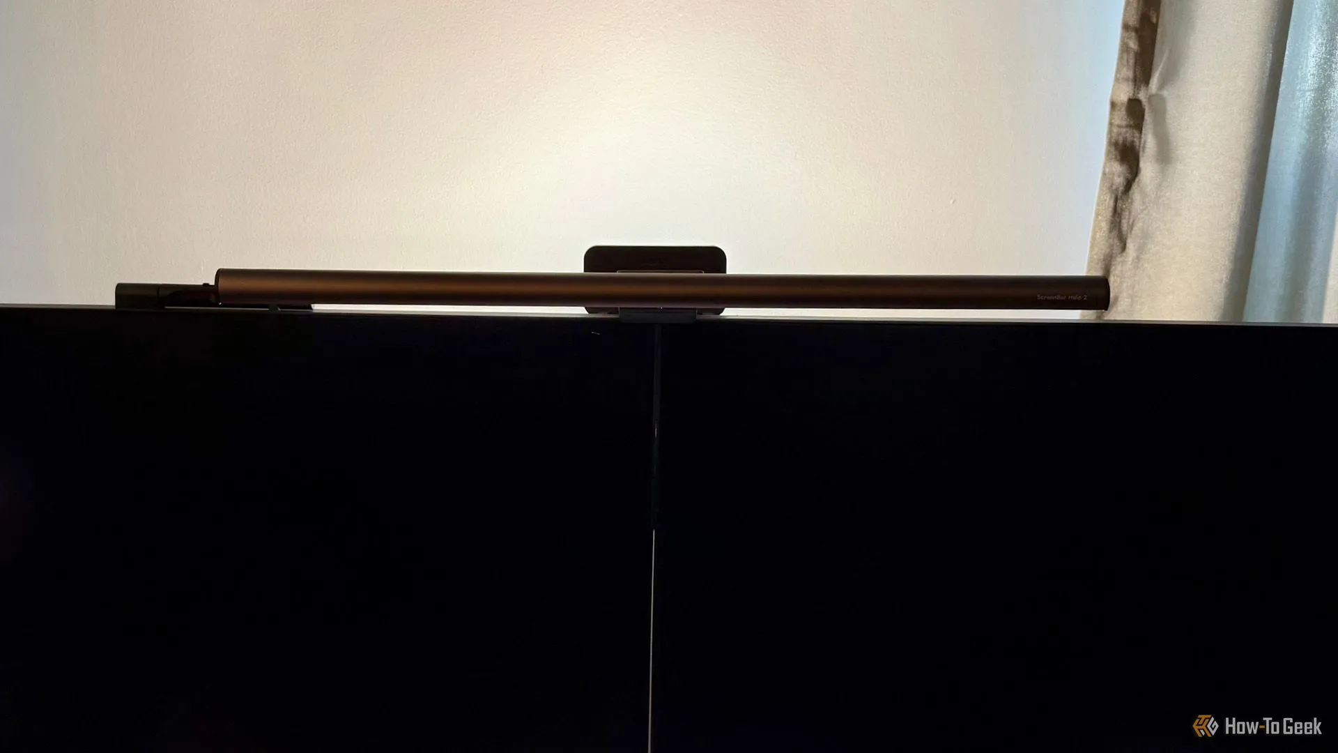 BenQ ScreenBar Halo 2 trên hai màn hình tối màu