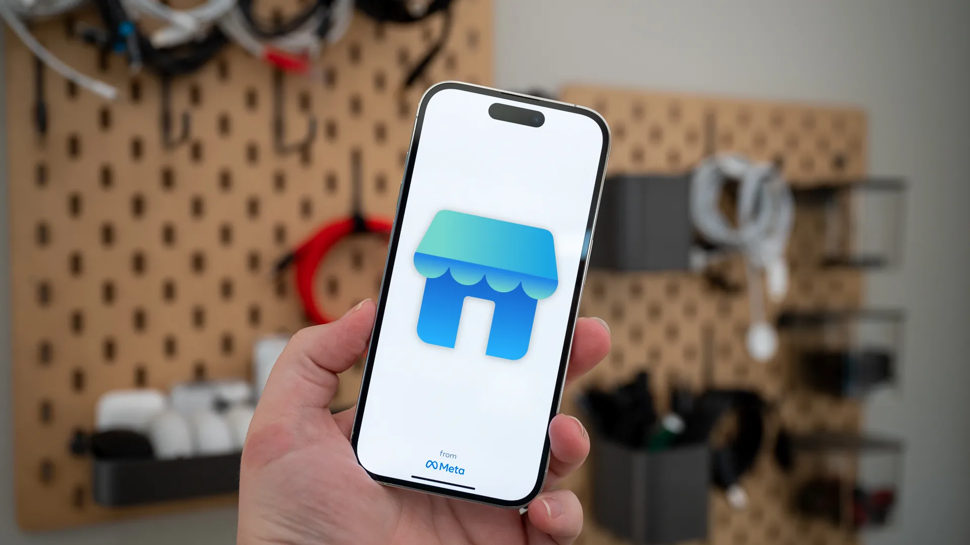 Biểu tượng Facebook Marketplace trên điện thoại, một kênh phổ biến để tìm mua card đồ họa cũ.