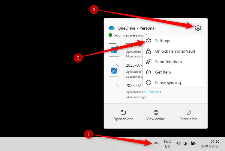 Biểu tượng OneDrive trong khay hệ thống, biểu tượng bánh răng Cài đặt và tùy chọn 'Cài đặt' được chọn để truy cập cài đặt OneDrive