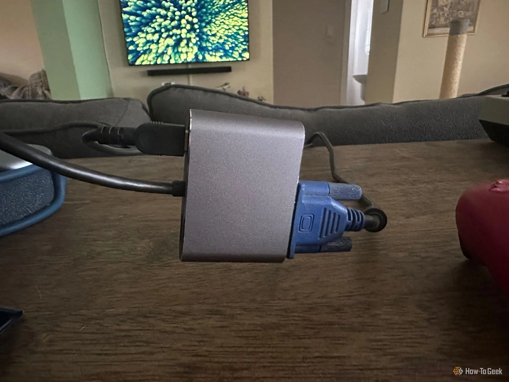 Bộ chuyển đổi USB-C sang VGA dùng để kết nối iPad với màn hình CRT