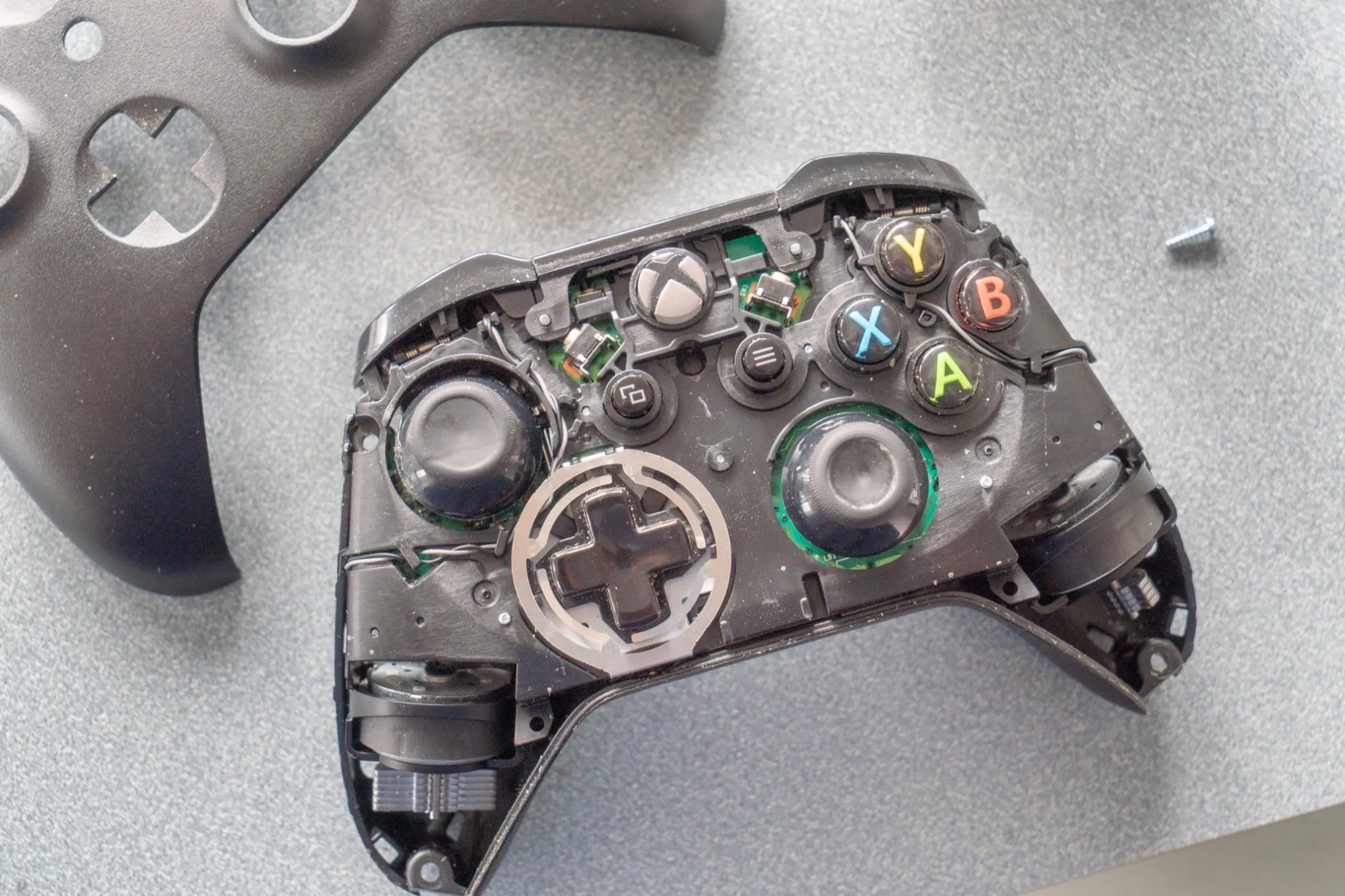 Bộ điều khiển Xbox One với mặt trước đã được tháo rời, cho thấy các linh kiện bên trong.