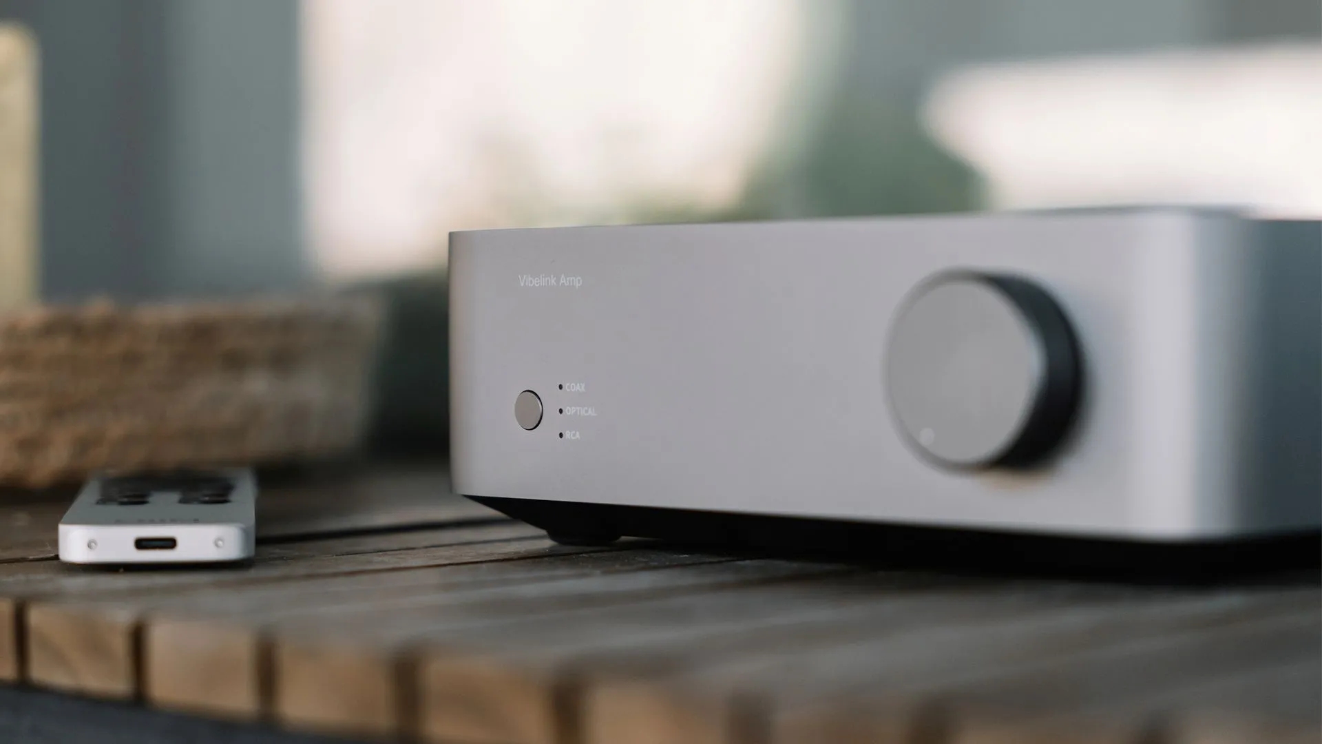 Bộ khuếch đại âm thanh WiiM Vibelink Amplifier với thiết kế nhỏ gọn, hiện đại và các nút điều khiển phía trước.