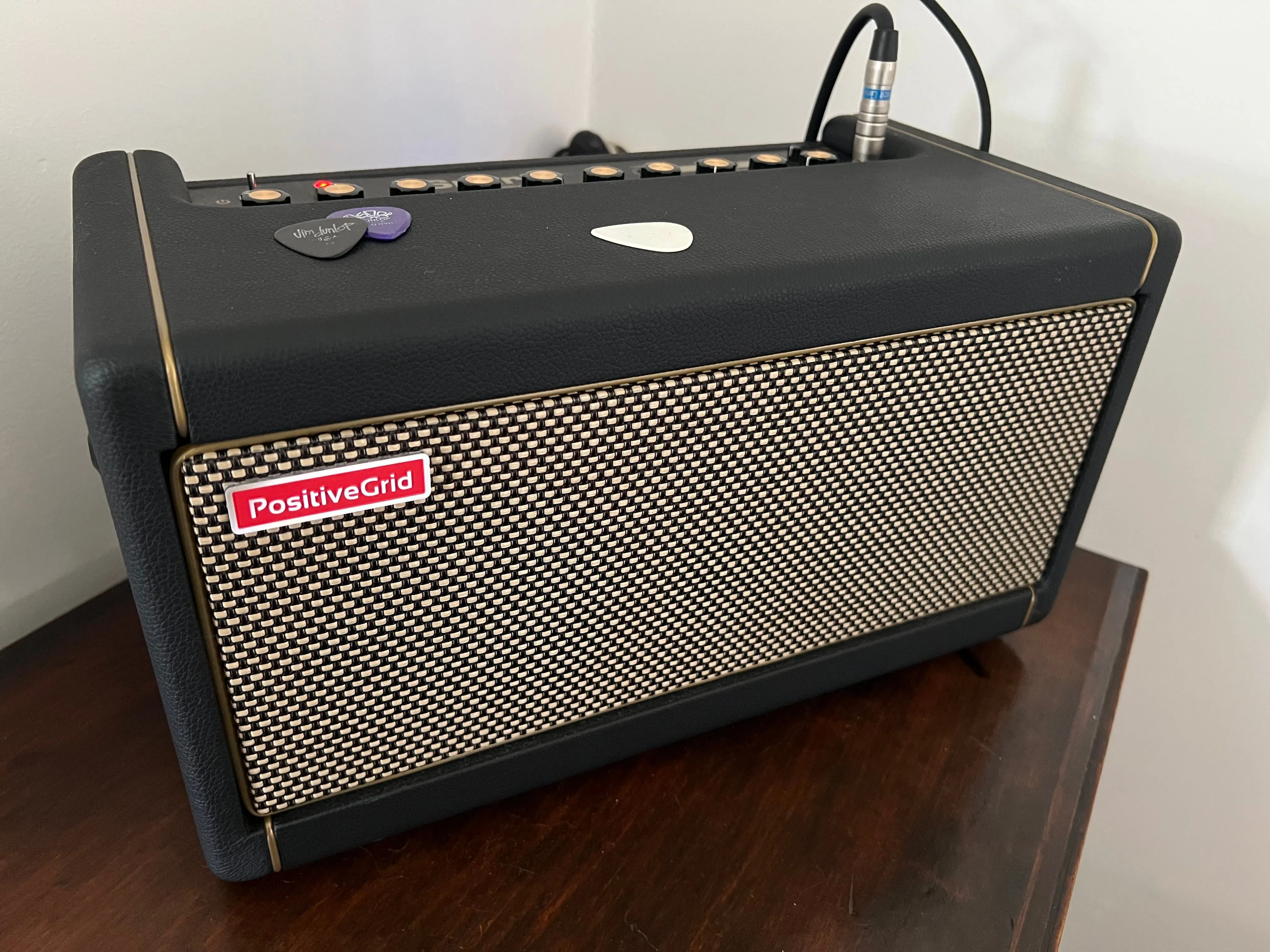 Bộ khuếch đại guitar Positive Grid Spark 40, thiết bị phụ thuộc ứng dụng và thường gặp vấn đề kết nối Bluetooth.