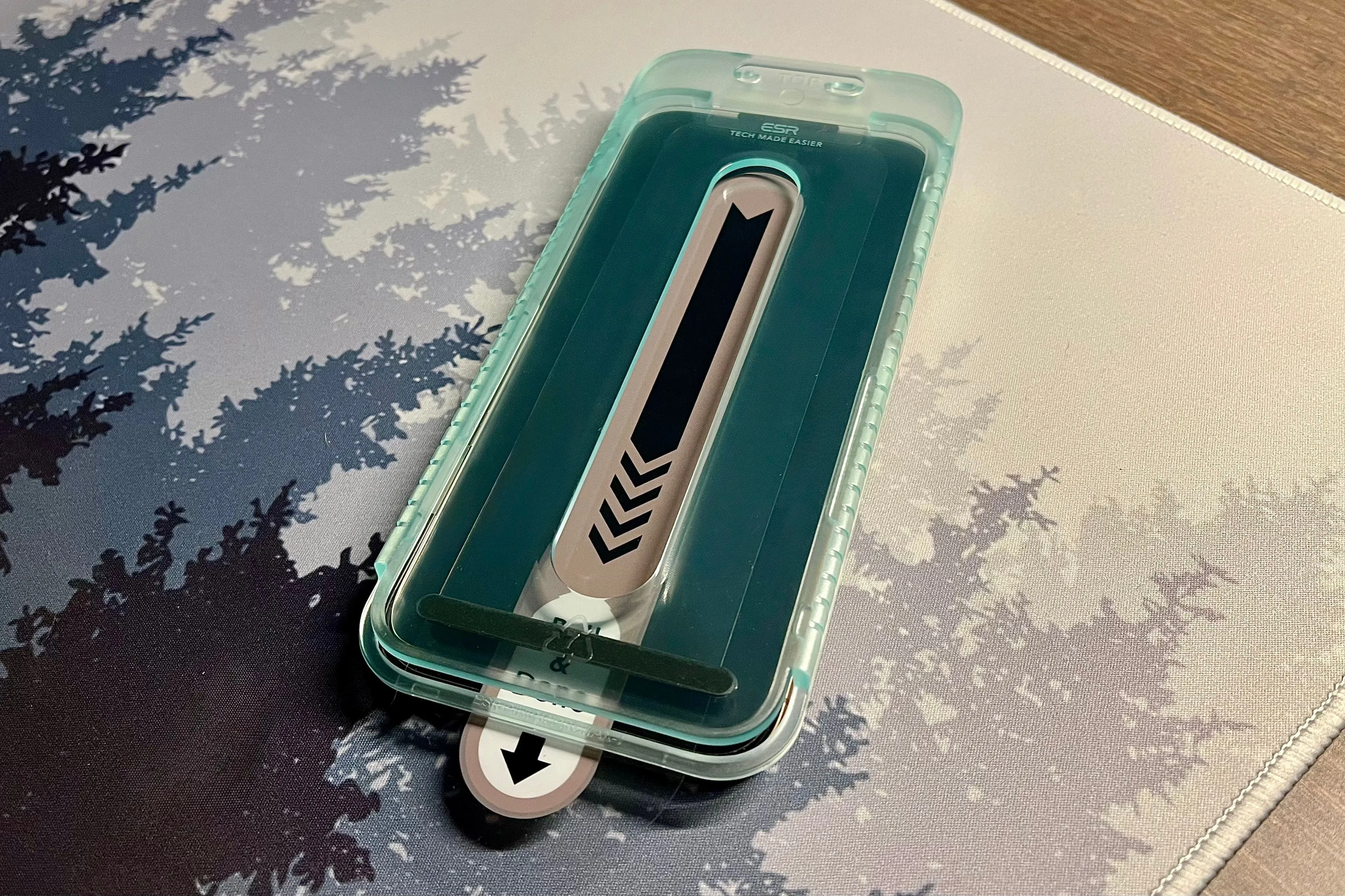Bộ kit dán kính cường lực tự động, giúp việc dán miếng dán bảo vệ màn hình iPhone trở nên nhanh chóng và dễ dàng.
