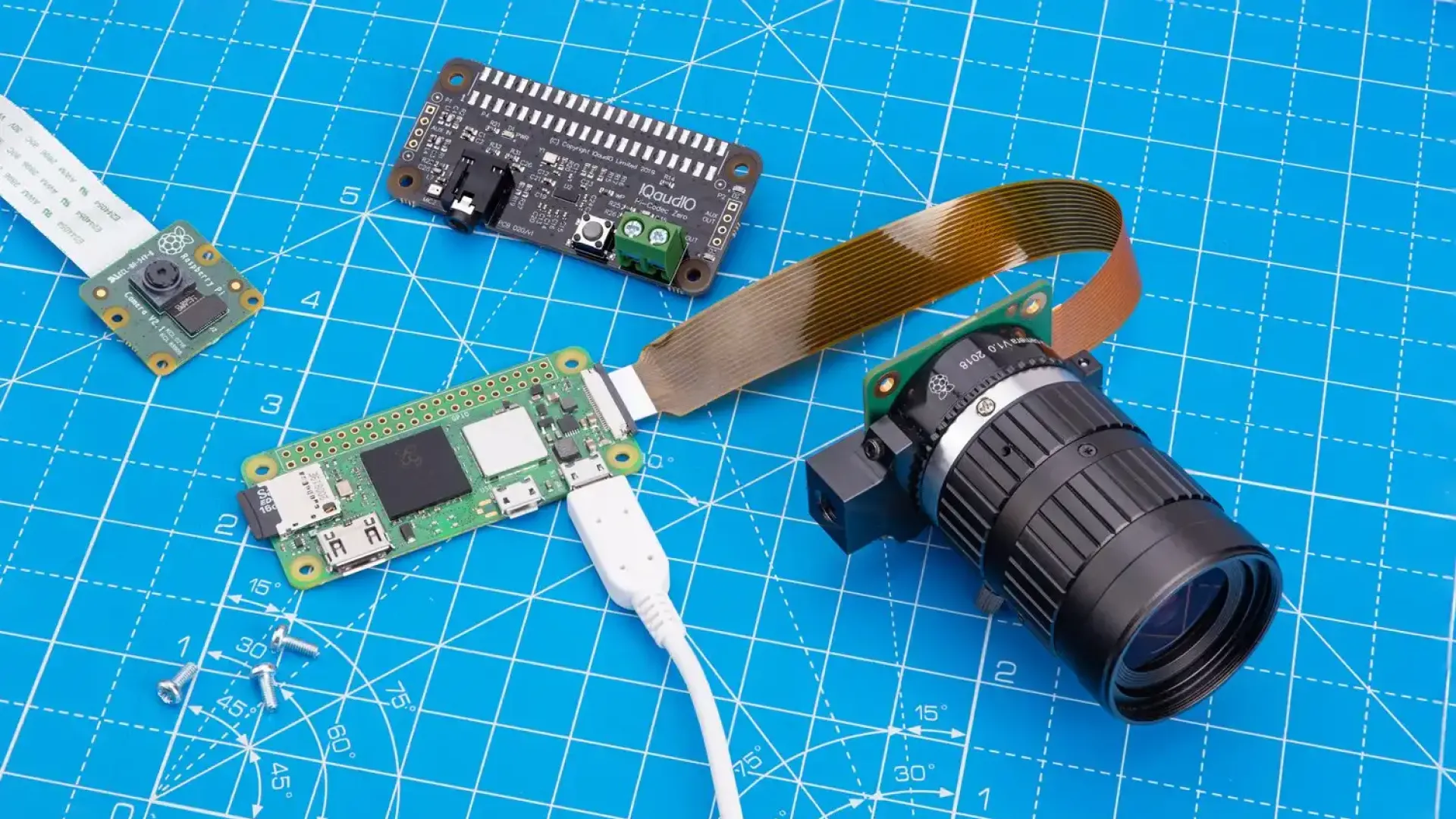 Bo mạch Raspberry Pi Zero 2 W nhỏ gọn đang cấp nguồn cho một máy ảnh tự chế, minh họa ứng dụng DIY