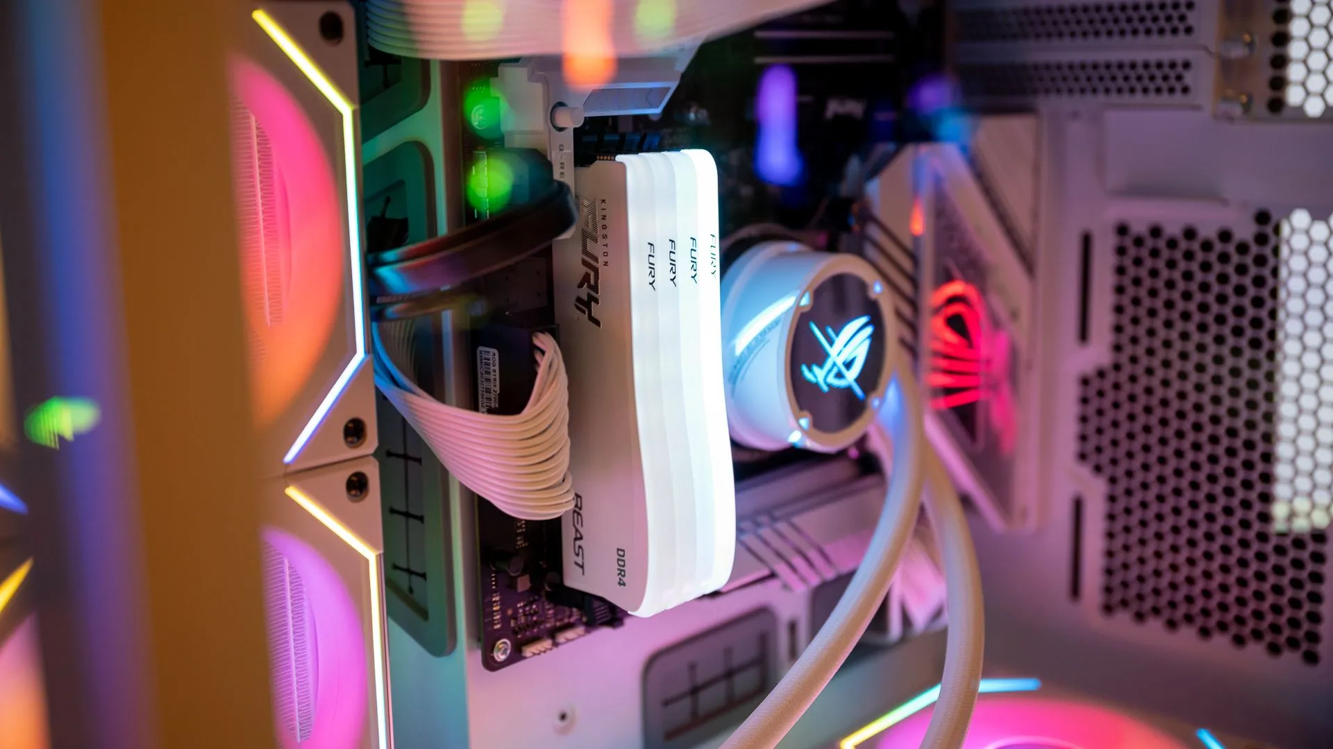 Bộ nhớ Kingston FURY Beast DDR4 RGB Special Edition trong một PC gaming.