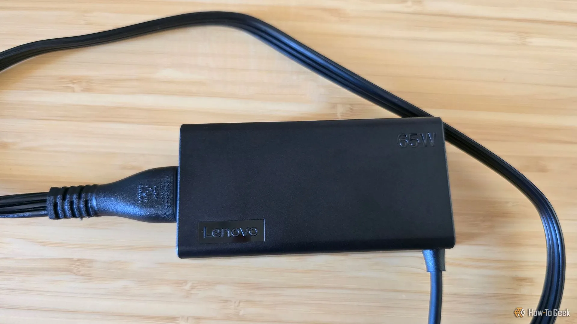 Bộ sạc 65W USB-C của laptop Lenovo Yoga 9i 2-in-1 Gen 10, minh họa phụ kiện đi kèm và công nghệ sạc nhanh.