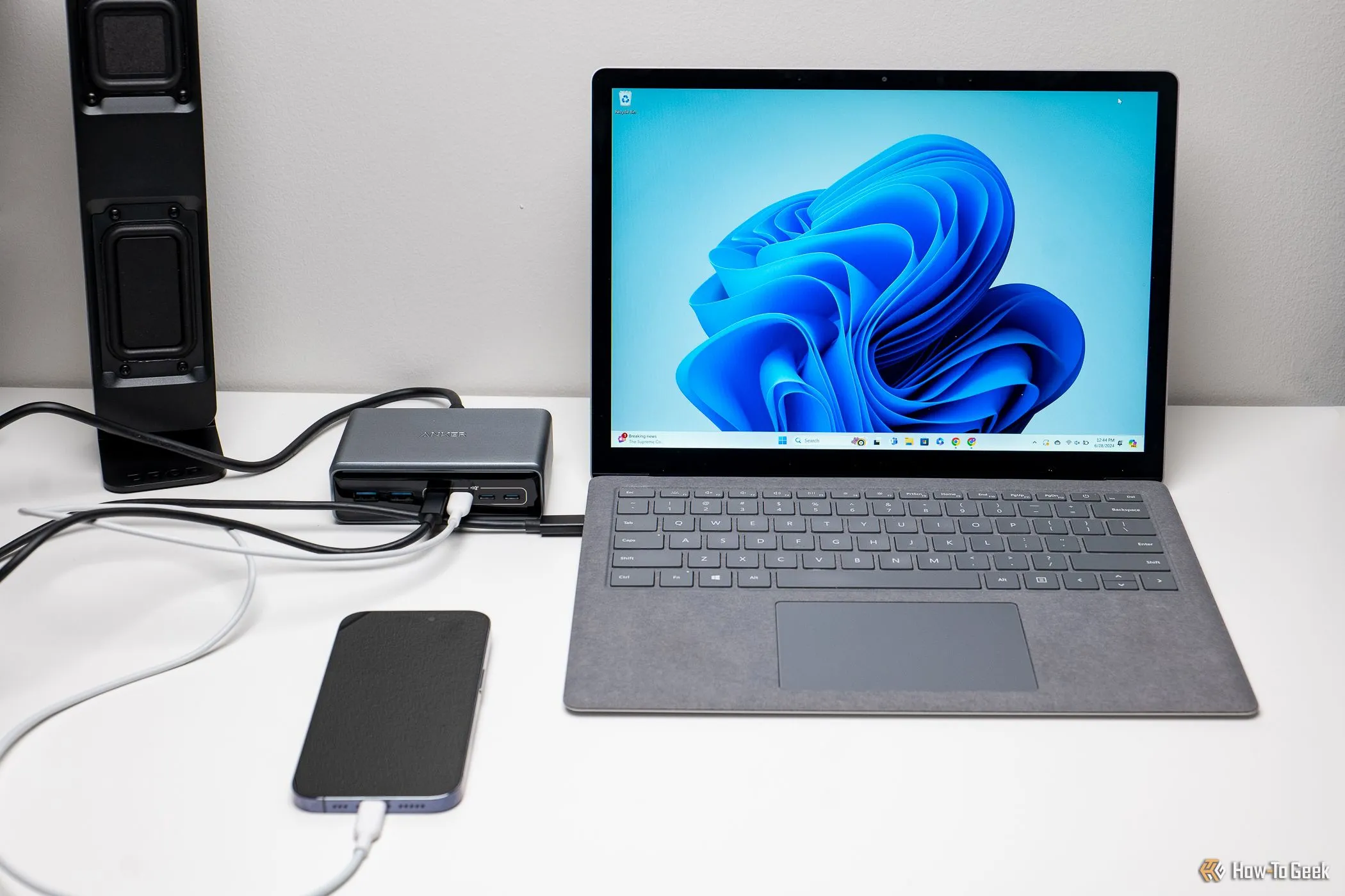 Bộ sạc Anker Prime 6-in-1 200W đang sạc đồng thời MacBook Pro và iPhone