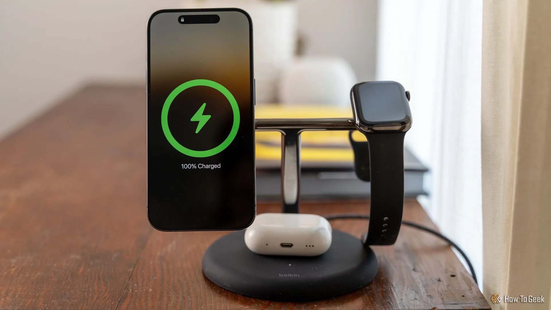 Bộ sạc MagSafe 3 trong 1 Belkin BoostCharge Pro đang sạc iPhone, Apple Watch và AirPods, minh họa sạc không dây từ tính