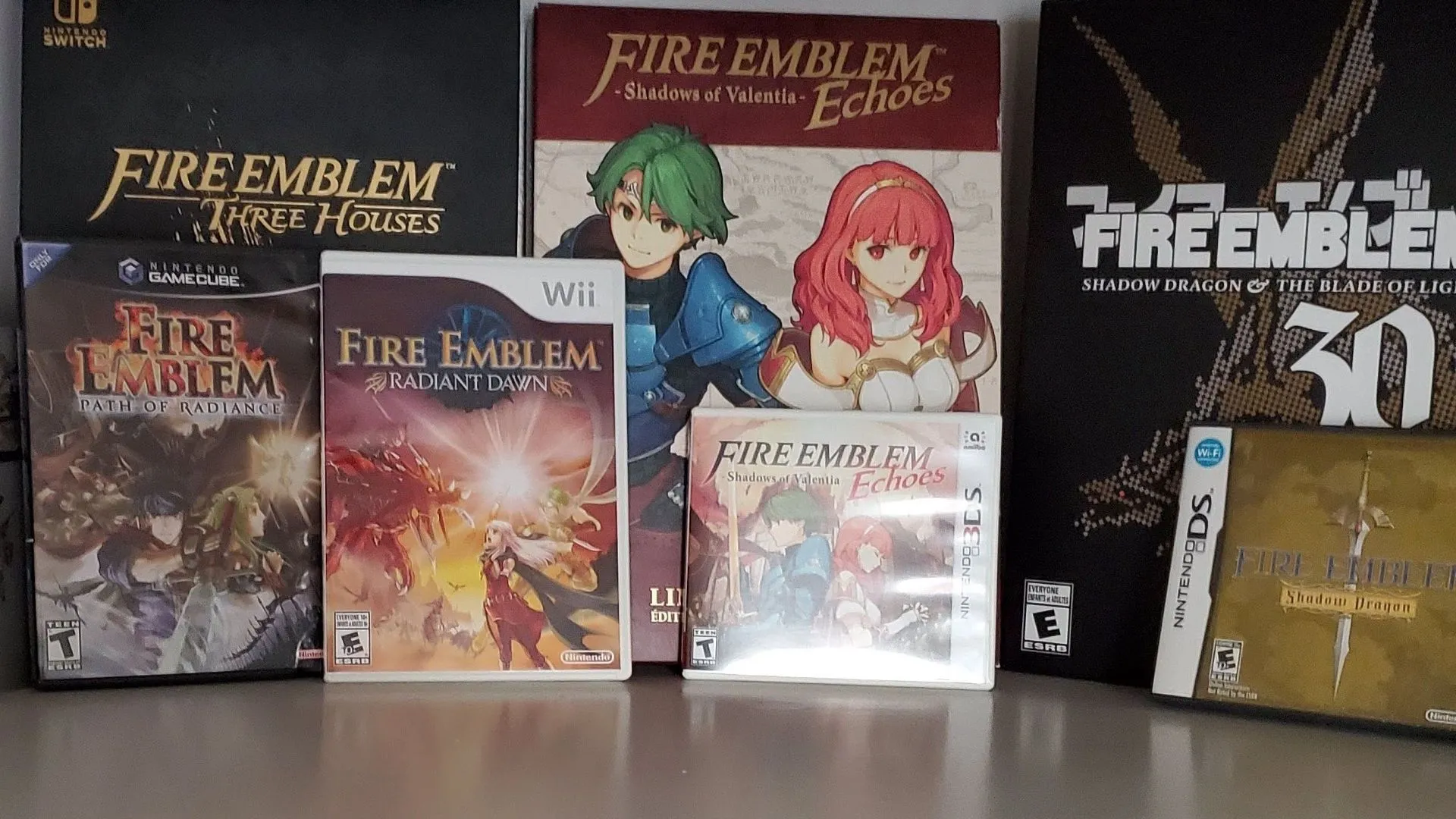 Bộ sưu tập phiên bản đặc biệt của nhiều tựa game Fire Emblem, minh họa cho sức hấp dẫn của Collector's Edition.
