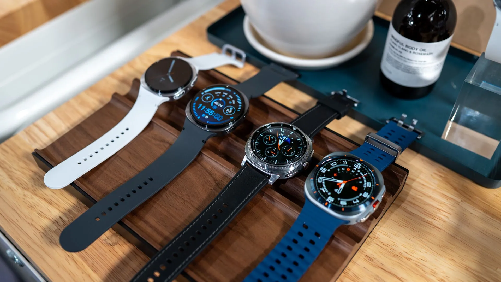Bộ sưu tập Samsung Galaxy Watch 8, Watch 8 Classic và Watch Ultra (2025) trưng bày, thể hiện sự đa dạng thiết kế.
